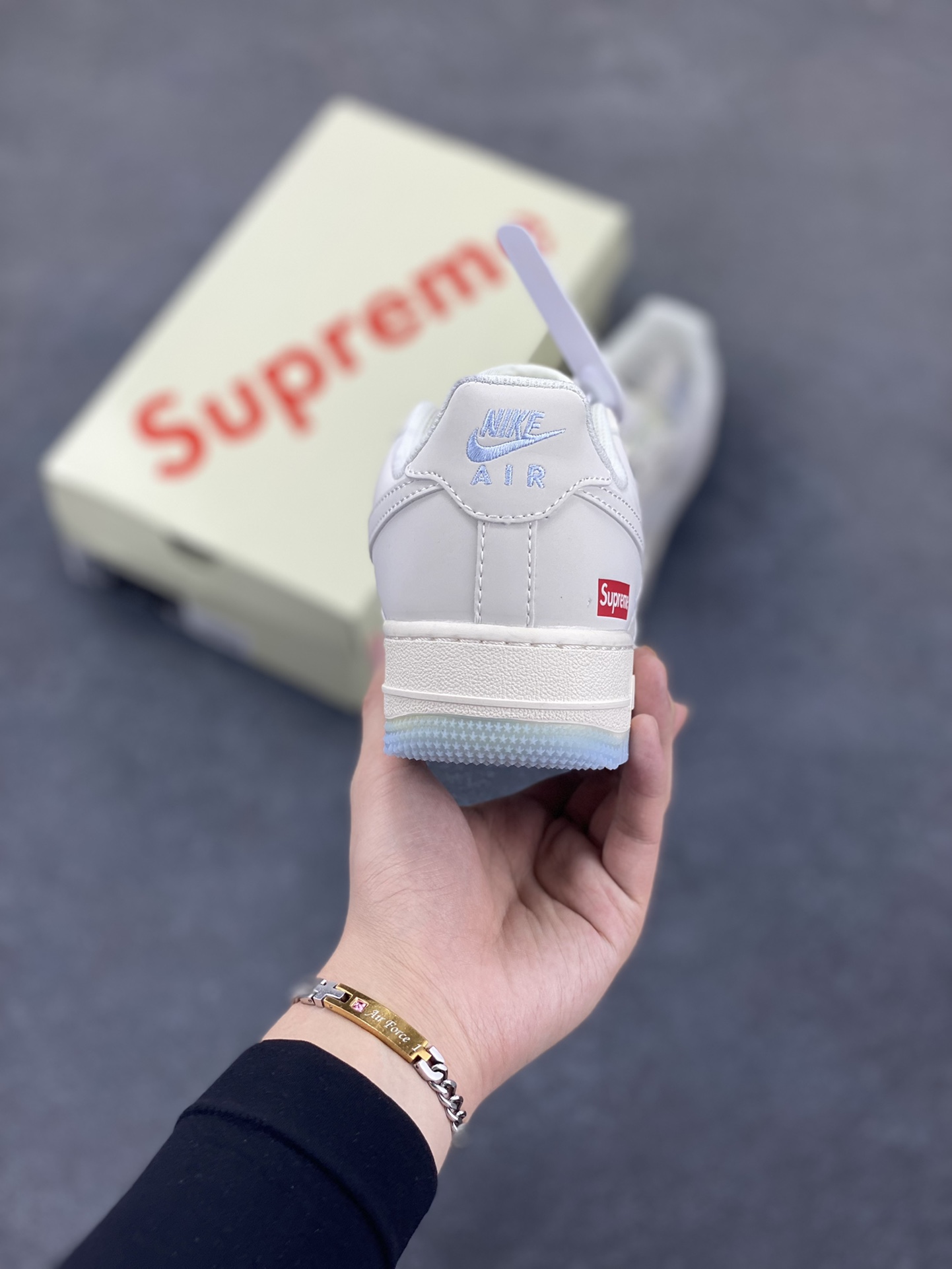 图片[4]-NIke Air Force 1 \’07 Low “Supreme联名——双拼米蓝”空军一号 低帮 运动鞋 休闲鞋 折边针车 工艺难度大 原楦头原纸板 原装鞋盒 定制五金配件 内置全掌气垫 原厂鞋底 货号：XX3168-179 尺码：36 36.5 37.5 38 38.5 39 40 40.5 41 42 42.5 43 44 44.5 45-选品中心