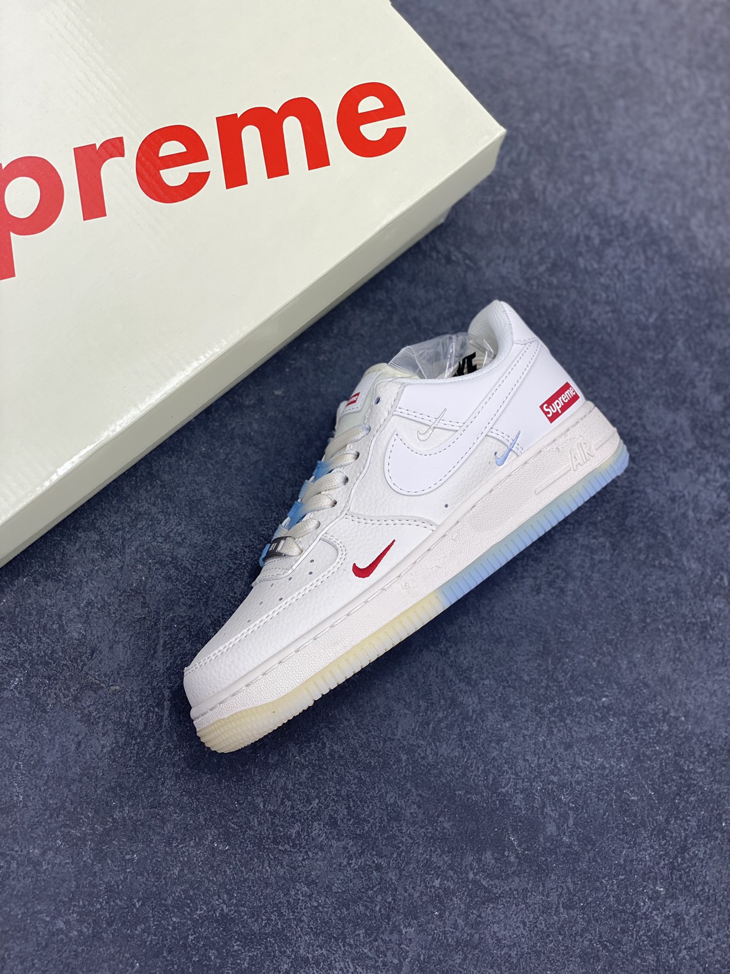 图片[7]-NIke Air Force 1 \’07 Low “Supreme联名——双拼米蓝”空军一号 低帮 运动鞋 休闲鞋 折边针车 工艺难度大 原楦头原纸板 原装鞋盒 定制五金配件 内置全掌气垫 原厂鞋底 货号：XX3168-179 尺码：36 36.5 37.5 38 38.5 39 40 40.5 41 42 42.5 43 44 44.5 45-选品中心