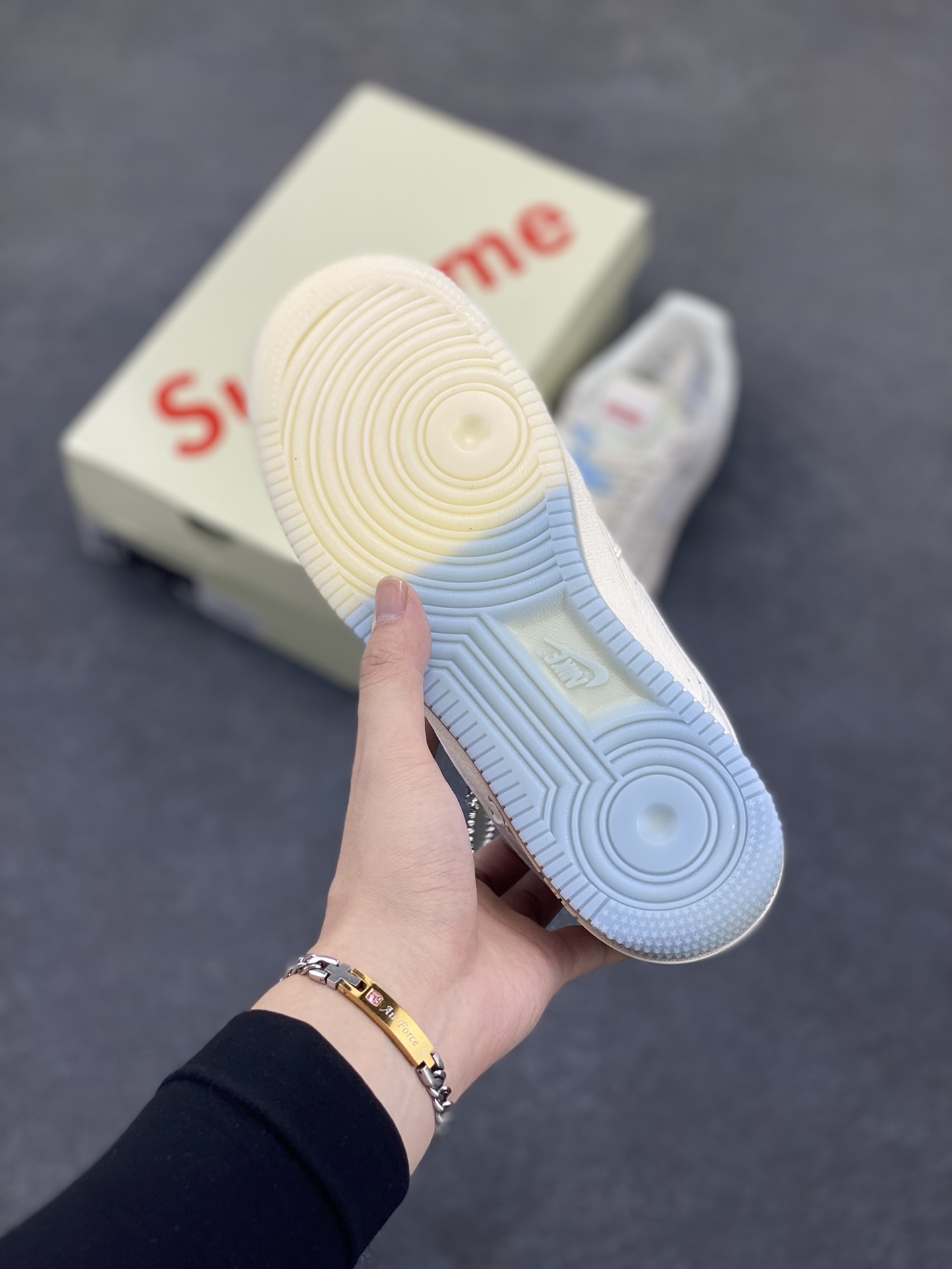 图片[5]-NIke Air Force 1 \’07 Low “Supreme联名——双拼米蓝”空军一号 低帮 运动鞋 休闲鞋 折边针车 工艺难度大 原楦头原纸板 原装鞋盒 定制五金配件 内置全掌气垫 原厂鞋底 货号：XX3168-179 尺码：36 36.5 37.5 38 38.5 39 40 40.5 41 42 42.5 43 44 44.5 45-选品中心