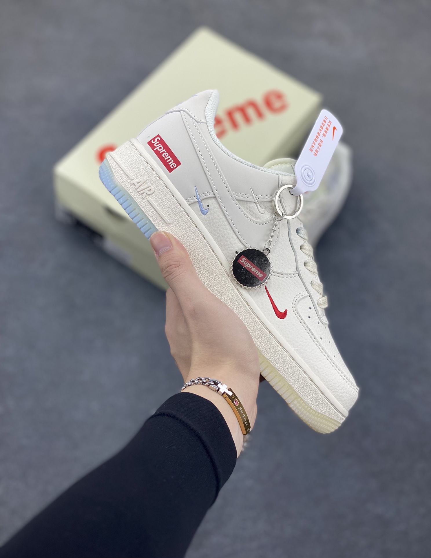 NIke Air Force 1 \’07 Low “Supreme联名——双拼米蓝”空军一号 低帮 运动鞋 休闲鞋 折边针车 工艺难度大 原楦头原纸板 原装鞋盒 定制五金配件 内置全掌气垫 原厂鞋底 货号:XX3168-179 尺码:36 36.5 37.5 38 38.5 39 40 40.5 41 42 42.5 43 44 44.5 45-选品中心