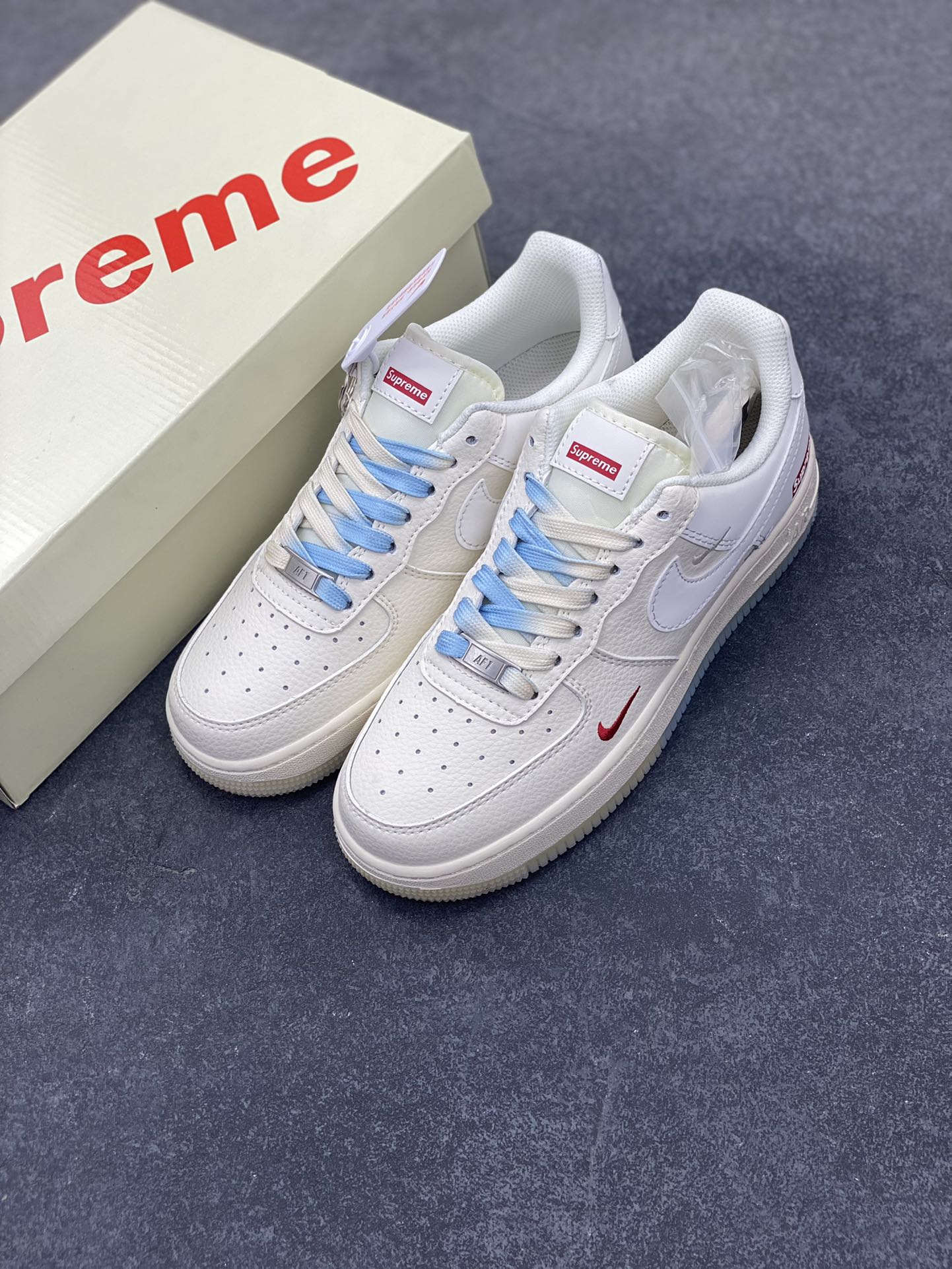 图片[8]-NIke Air Force 1 \’07 Low “Supreme联名——双拼米蓝”空军一号 低帮 运动鞋 休闲鞋 折边针车 工艺难度大 原楦头原纸板 原装鞋盒 定制五金配件 内置全掌气垫 原厂鞋底 货号：XX3168-179 尺码：36 36.5 37.5 38 38.5 39 40 40.5 41 42 42.5 43 44 44.5 45-选品中心