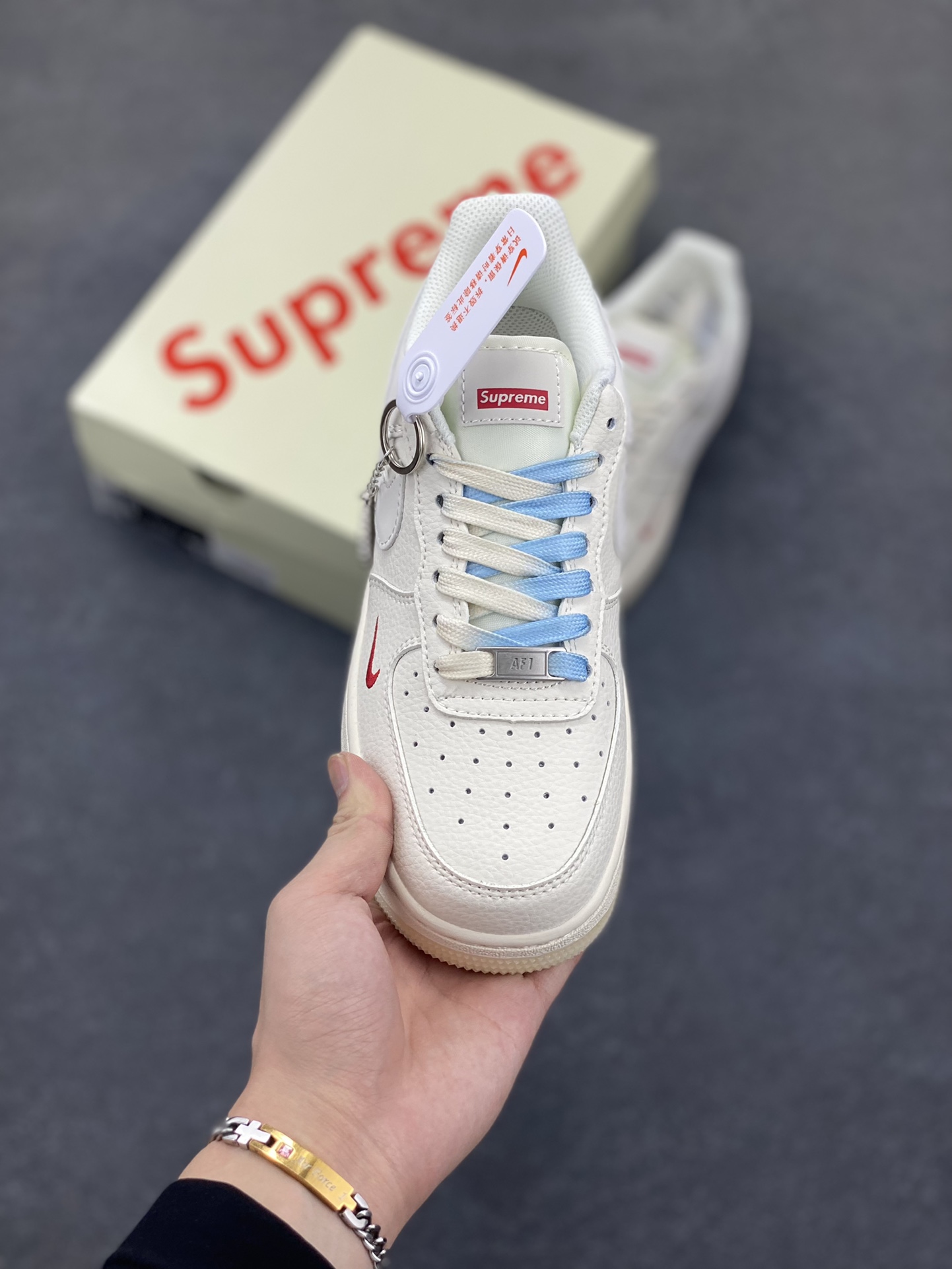图片[2]-NIke Air Force 1 \’07 Low “Supreme联名——双拼米蓝”空军一号 低帮 运动鞋 休闲鞋 折边针车 工艺难度大 原楦头原纸板 原装鞋盒 定制五金配件 内置全掌气垫 原厂鞋底 货号：XX3168-179 尺码：36 36.5 37.5 38 38.5 39 40 40.5 41 42 42.5 43 44 44.5 45-选品中心