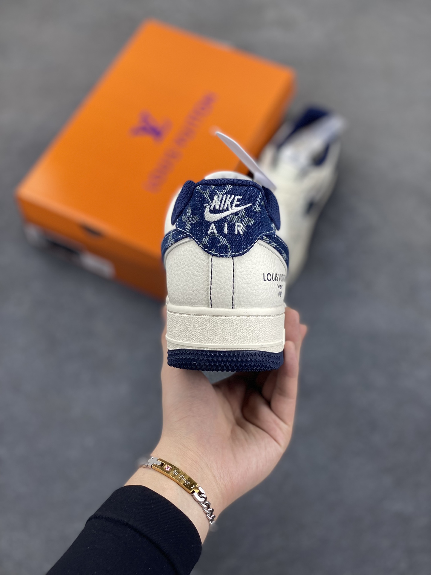 图片[4]-NIke Air Force 1 \’07 Low “LV联名——双拼蓝牛仔勾”空军一号 低帮 运动鞋 休闲鞋 折边针车 工艺难度大 原楦头原纸板 原装鞋盒 定制五金配件 内置全掌气垫 原厂鞋底 货号：YX5066-342 尺码：36 36.5 37.5 38 38.5 39 40 40.5 41 42 42.5 43 44 44.5 45-选品中心