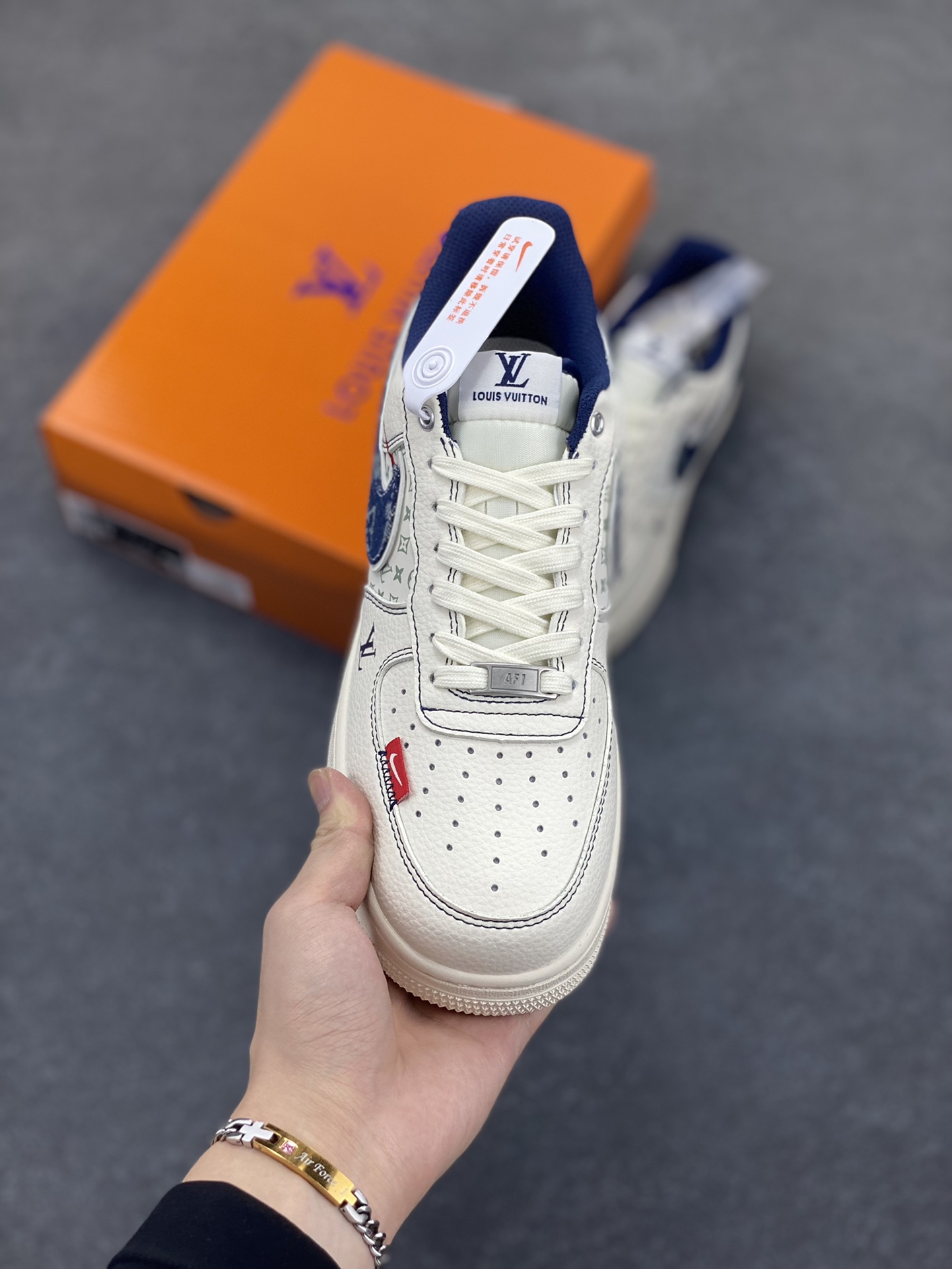 图片[2]-NIke Air Force 1 \’07 Low “LV联名——双拼蓝牛仔勾”空军一号 低帮 运动鞋 休闲鞋 折边针车 工艺难度大 原楦头原纸板 原装鞋盒 定制五金配件 内置全掌气垫 原厂鞋底 货号：YX5066-342 尺码：36 36.5 37.5 38 38.5 39 40 40.5 41 42 42.5 43 44 44.5 45-选品中心