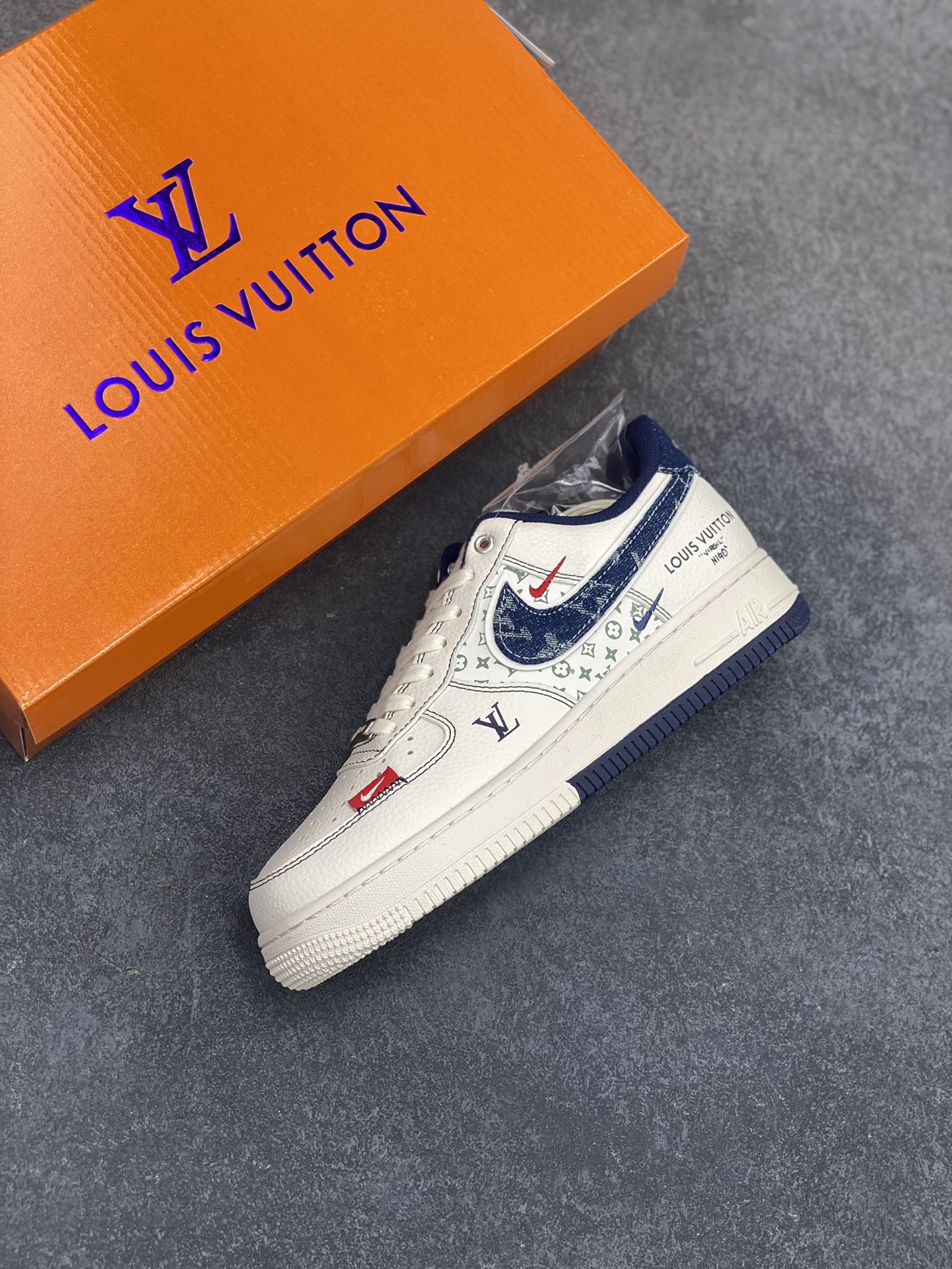 图片[7]-NIke Air Force 1 \’07 Low “LV联名——双拼蓝牛仔勾”空军一号 低帮 运动鞋 休闲鞋 折边针车 工艺难度大 原楦头原纸板 原装鞋盒 定制五金配件 内置全掌气垫 原厂鞋底 货号：YX5066-342 尺码：36 36.5 37.5 38 38.5 39 40 40.5 41 42 42.5 43 44 44.5 45-选品中心