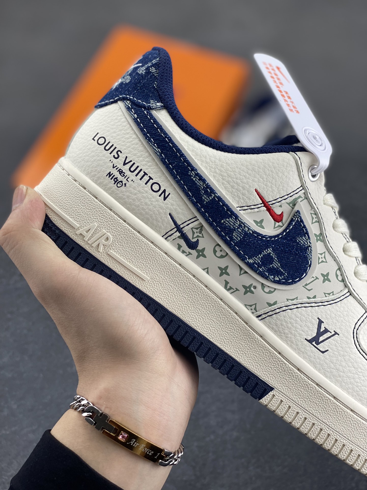 图片[6]-NIke Air Force 1 \’07 Low “LV联名——双拼蓝牛仔勾”空军一号 低帮 运动鞋 休闲鞋 折边针车 工艺难度大 原楦头原纸板 原装鞋盒 定制五金配件 内置全掌气垫 原厂鞋底 货号：YX5066-342 尺码：36 36.5 37.5 38 38.5 39 40 40.5 41 42 42.5 43 44 44.5 45-选品中心