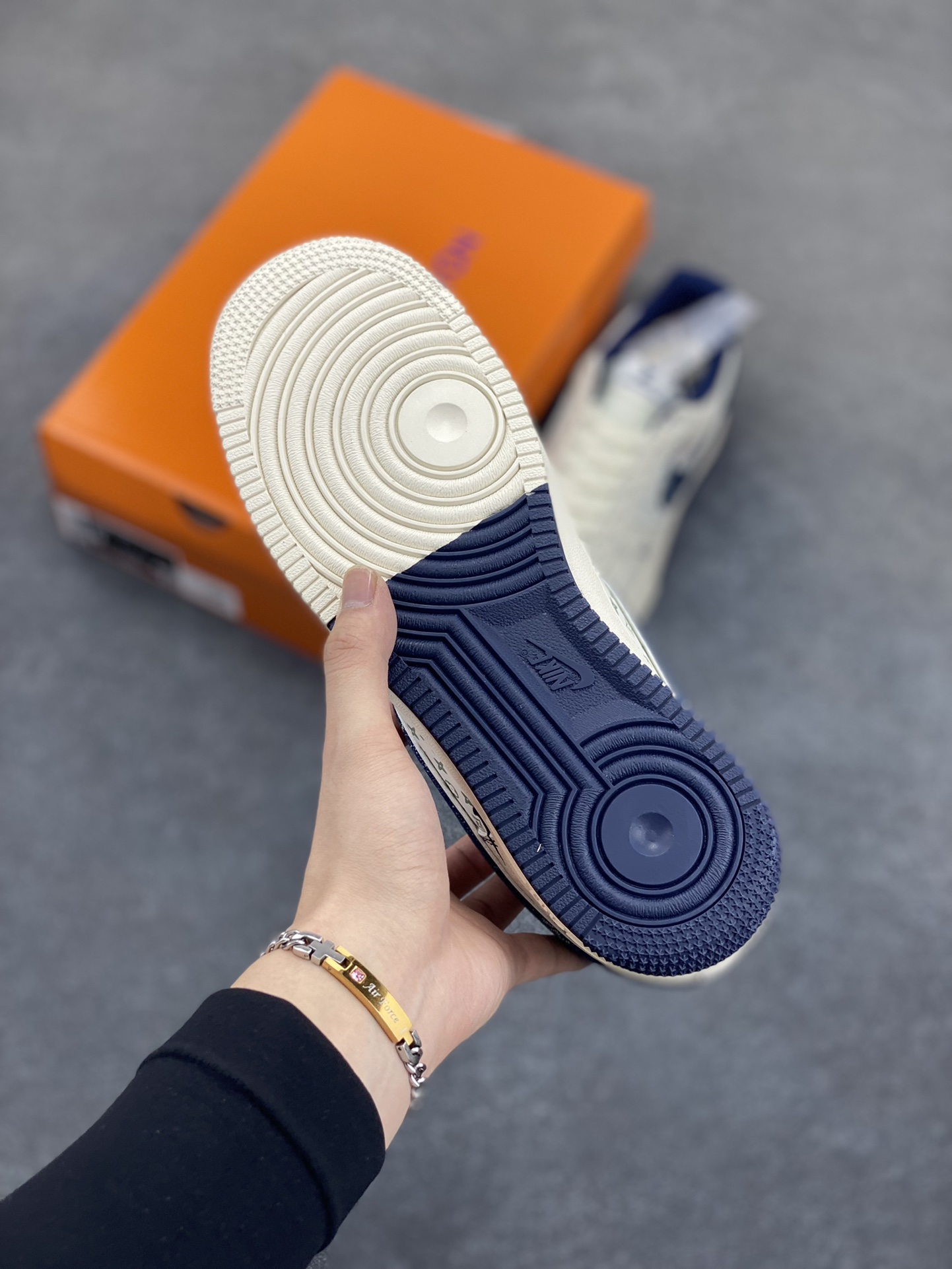 图片[5]-NIke Air Force 1 \’07 Low “LV联名——双拼蓝牛仔勾”空军一号 低帮 运动鞋 休闲鞋 折边针车 工艺难度大 原楦头原纸板 原装鞋盒 定制五金配件 内置全掌气垫 原厂鞋底 货号：YX5066-342 尺码：36 36.5 37.5 38 38.5 39 40 40.5 41 42 42.5 43 44 44.5 45-选品中心