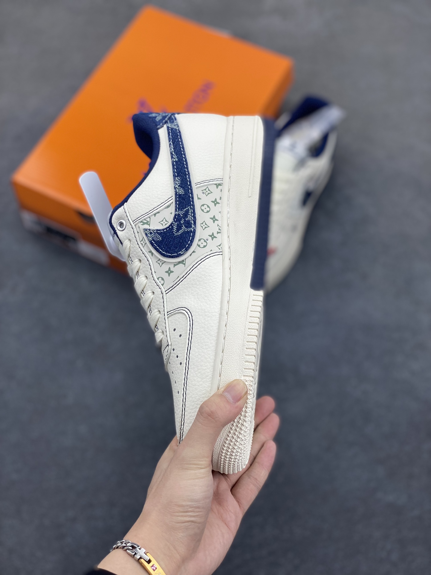 图片[3]-NIke Air Force 1 \’07 Low “LV联名——双拼蓝牛仔勾”空军一号 低帮 运动鞋 休闲鞋 折边针车 工艺难度大 原楦头原纸板 原装鞋盒 定制五金配件 内置全掌气垫 原厂鞋底 货号：YX5066-342 尺码：36 36.5 37.5 38 38.5 39 40 40.5 41 42 42.5 43 44 44.5 45-选品中心