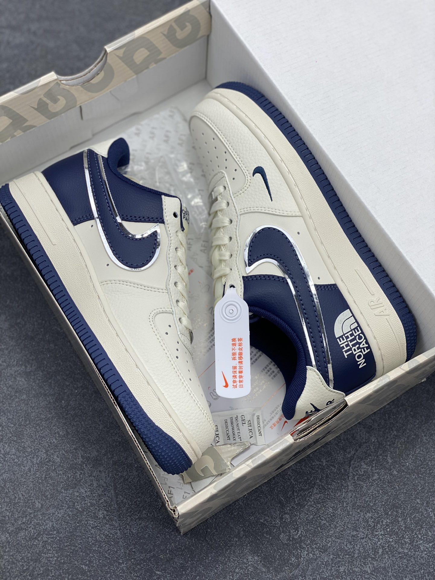 图片[9]-NIke Air Force 1 \’07 Low “北面联名——深蓝底”空军一号 低帮 运动鞋 休闲鞋 折边针车 工艺难度大 原楦头原纸板 原装鞋盒 定制五金配件 内置全掌气垫 原厂鞋底 货号：ZH2598-318 尺码：36 36.5 37.5 38 38.5 39 40 40.5 41 42 42.5 43 44 44.5 45-选品中心