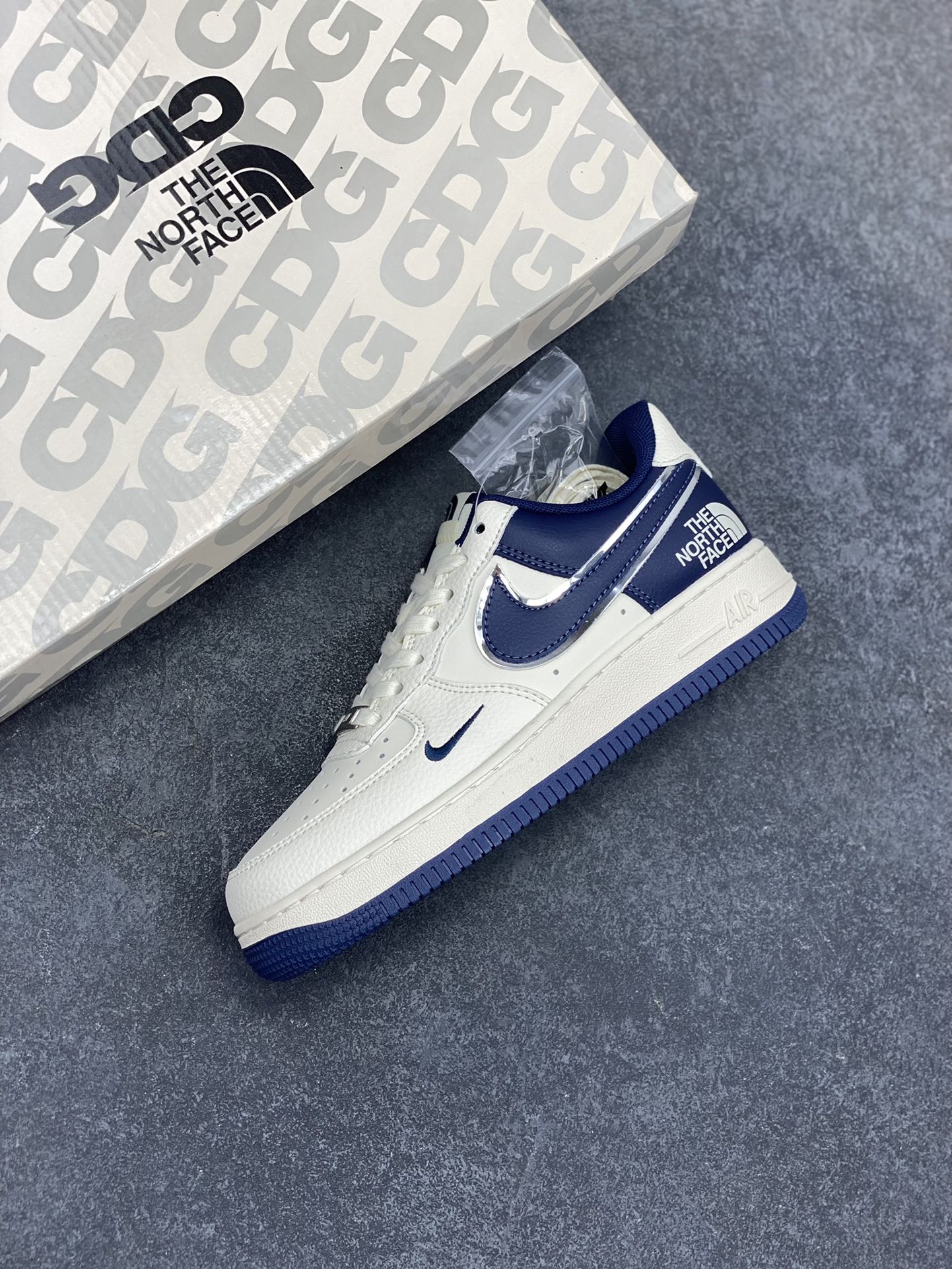 图片[7]-NIke Air Force 1 \’07 Low “北面联名——深蓝底”空军一号 低帮 运动鞋 休闲鞋 折边针车 工艺难度大 原楦头原纸板 原装鞋盒 定制五金配件 内置全掌气垫 原厂鞋底 货号：ZH2598-318 尺码：36 36.5 37.5 38 38.5 39 40 40.5 41 42 42.5 43 44 44.5 45-选品中心