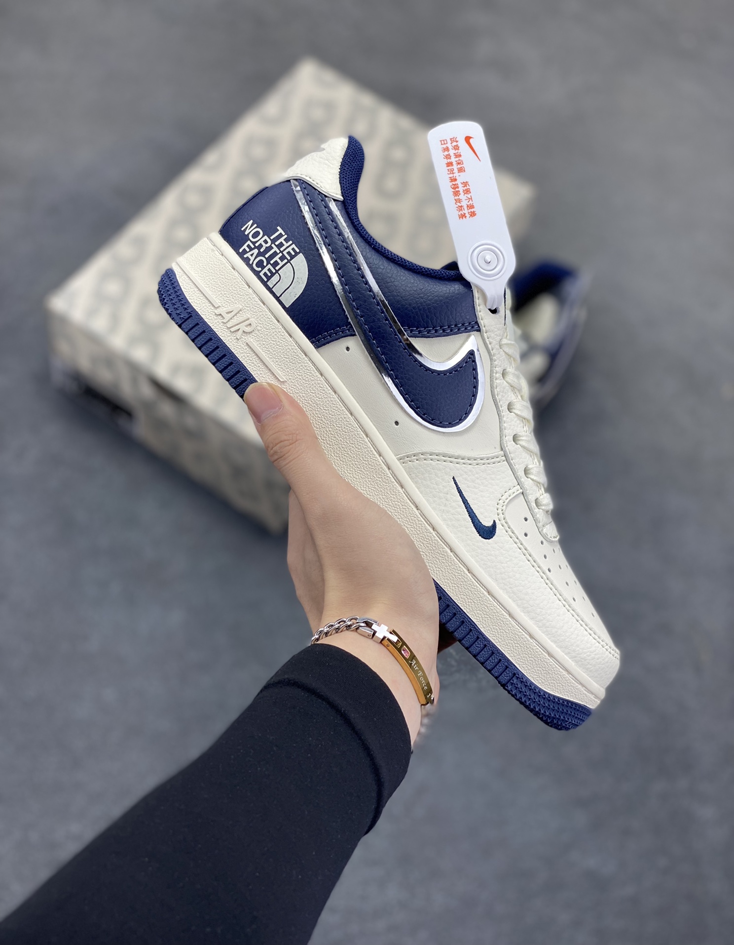 NIke Air Force 1 \’07 Low “北面联名——深蓝底”空军一号 低帮 运动鞋 休闲鞋 折边针车 工艺难度大 原楦头原纸板 原装鞋盒 定制五金配件 内置全掌气垫 原厂鞋底 货号：ZH2598-318 尺码：36 36.5 37.5 38 38.5 39 40 40.5 41 42 42.5 43 44 44.5 45-选品中心
