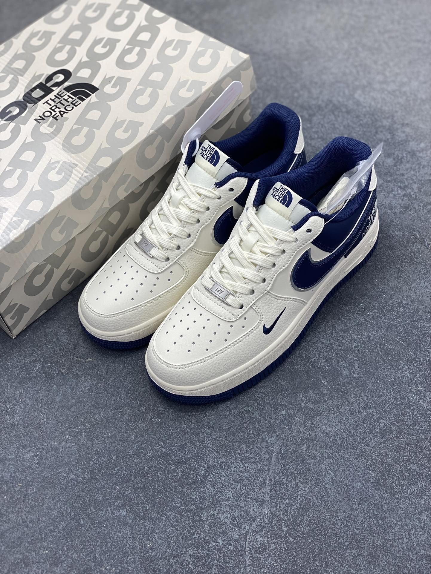 图片[8]-NIke Air Force 1 \’07 Low “北面联名——深蓝底”空军一号 低帮 运动鞋 休闲鞋 折边针车 工艺难度大 原楦头原纸板 原装鞋盒 定制五金配件 内置全掌气垫 原厂鞋底 货号：ZH2598-318 尺码：36 36.5 37.5 38 38.5 39 40 40.5 41 42 42.5 43 44 44.5 45-选品中心