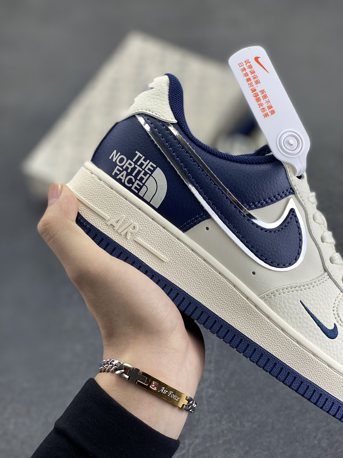 图片[6]-NIke Air Force 1 \’07 Low “北面联名——深蓝底”空军一号 低帮 运动鞋 休闲鞋 折边针车 工艺难度大 原楦头原纸板 原装鞋盒 定制五金配件 内置全掌气垫 原厂鞋底 货号：ZH2598-318 尺码：36 36.5 37.5 38 38.5 39 40 40.5 41 42 42.5 43 44 44.5 45-选品中心