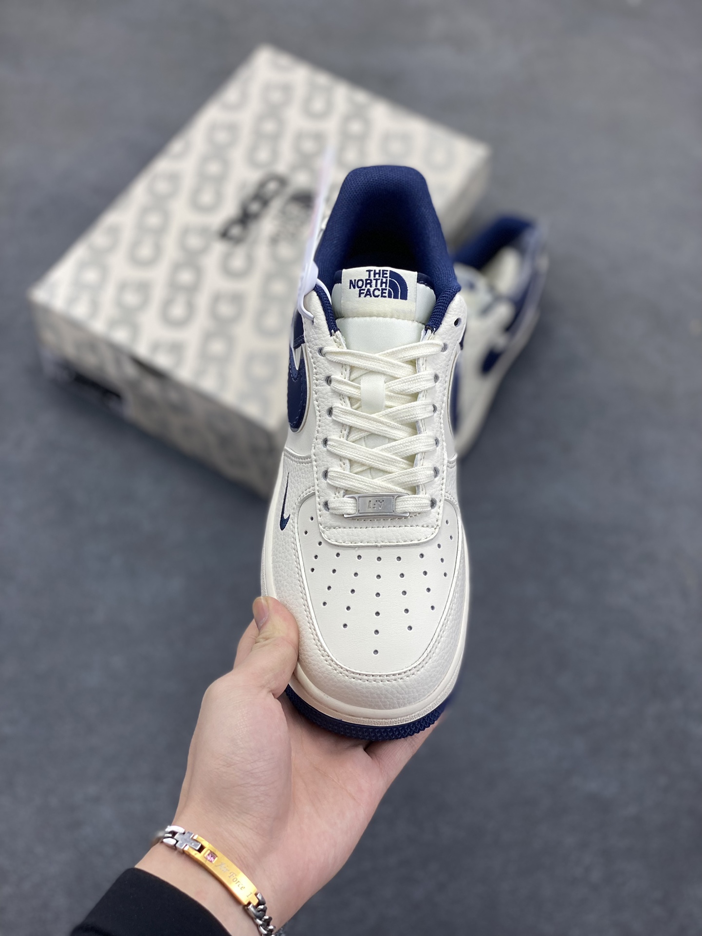 图片[2]-NIke Air Force 1 \’07 Low “北面联名——深蓝底”空军一号 低帮 运动鞋 休闲鞋 折边针车 工艺难度大 原楦头原纸板 原装鞋盒 定制五金配件 内置全掌气垫 原厂鞋底 货号：ZH2598-318 尺码：36 36.5 37.5 38 38.5 39 40 40.5 41 42 42.5 43 44 44.5 45-选品中心