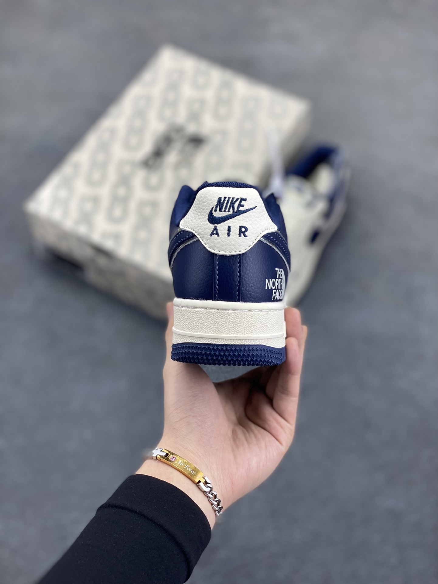 图片[4]-NIke Air Force 1 \’07 Low “北面联名——深蓝底”空军一号 低帮 运动鞋 休闲鞋 折边针车 工艺难度大 原楦头原纸板 原装鞋盒 定制五金配件 内置全掌气垫 原厂鞋底 货号：ZH2598-318 尺码：36 36.5 37.5 38 38.5 39 40 40.5 41 42 42.5 43 44 44.5 45-选品中心