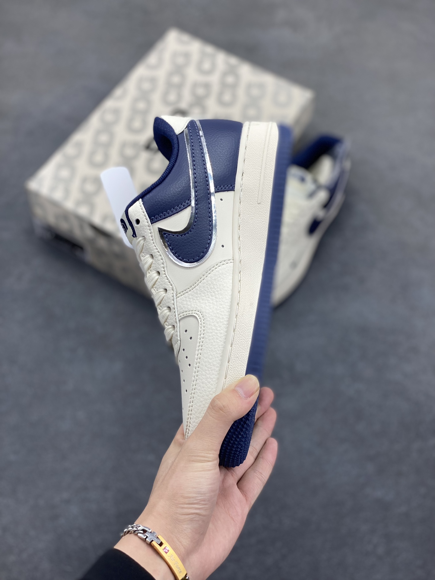 图片[3]-NIke Air Force 1 \’07 Low “北面联名——深蓝底”空军一号 低帮 运动鞋 休闲鞋 折边针车 工艺难度大 原楦头原纸板 原装鞋盒 定制五金配件 内置全掌气垫 原厂鞋底 货号：ZH2598-318 尺码：36 36.5 37.5 38 38.5 39 40 40.5 41 42 42.5 43 44 44.5 45-选品中心