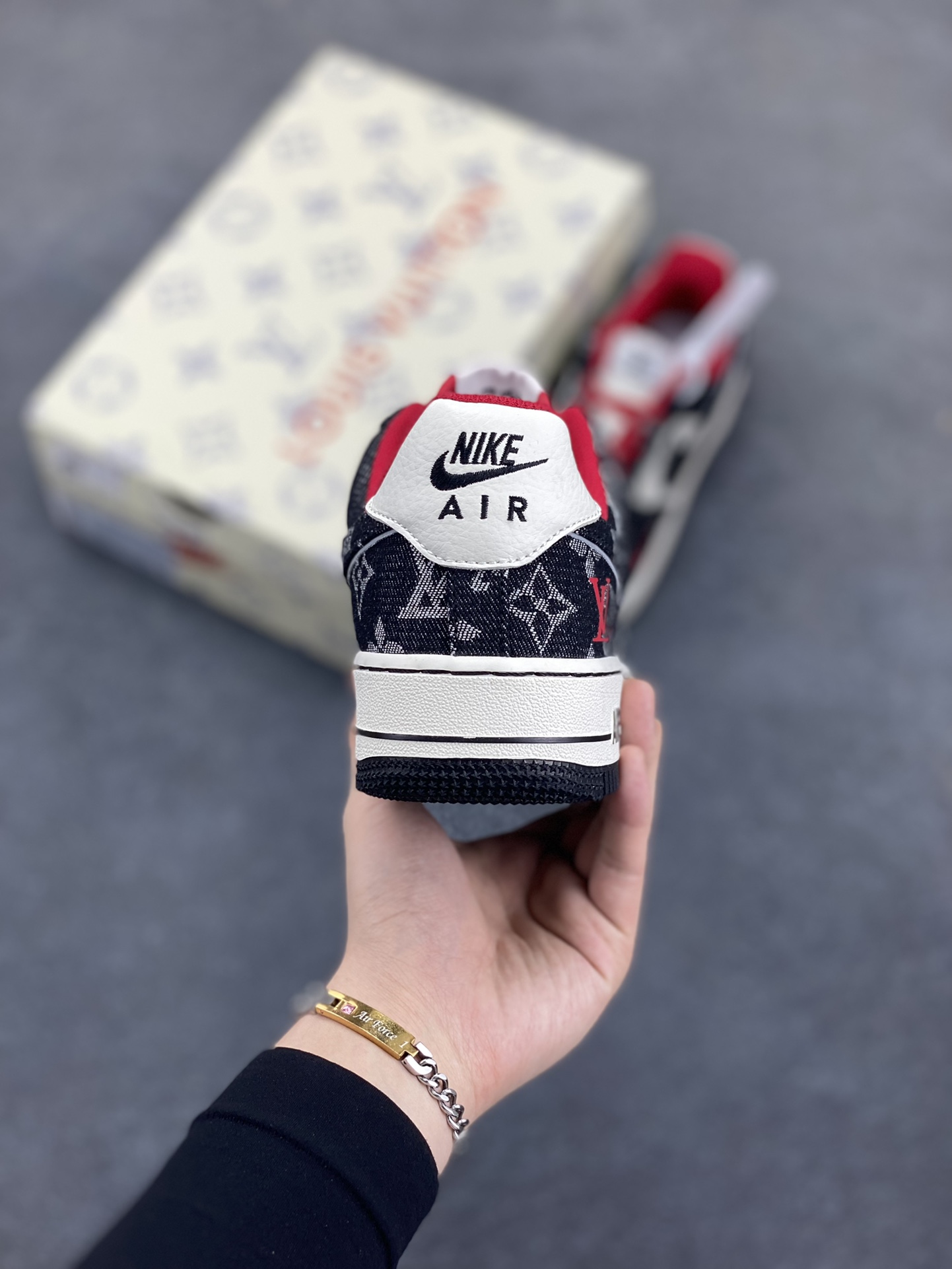 图片[4]-NIke Air Force 1 \’07 Low LV联名-黑牛仔小红勾 空军一号低帮 运动鞋 休闲鞋 折边针车 工艺难度大 原楦头原纸板 原装鞋盒 定制五金配件 内置全掌气垫 原厂鞋底 货号：LW9279-001 尺码：36 36.5 37.5 38 38.5 39 40 40.5 41 42 42.5 43 44 44.5 45-选品中心