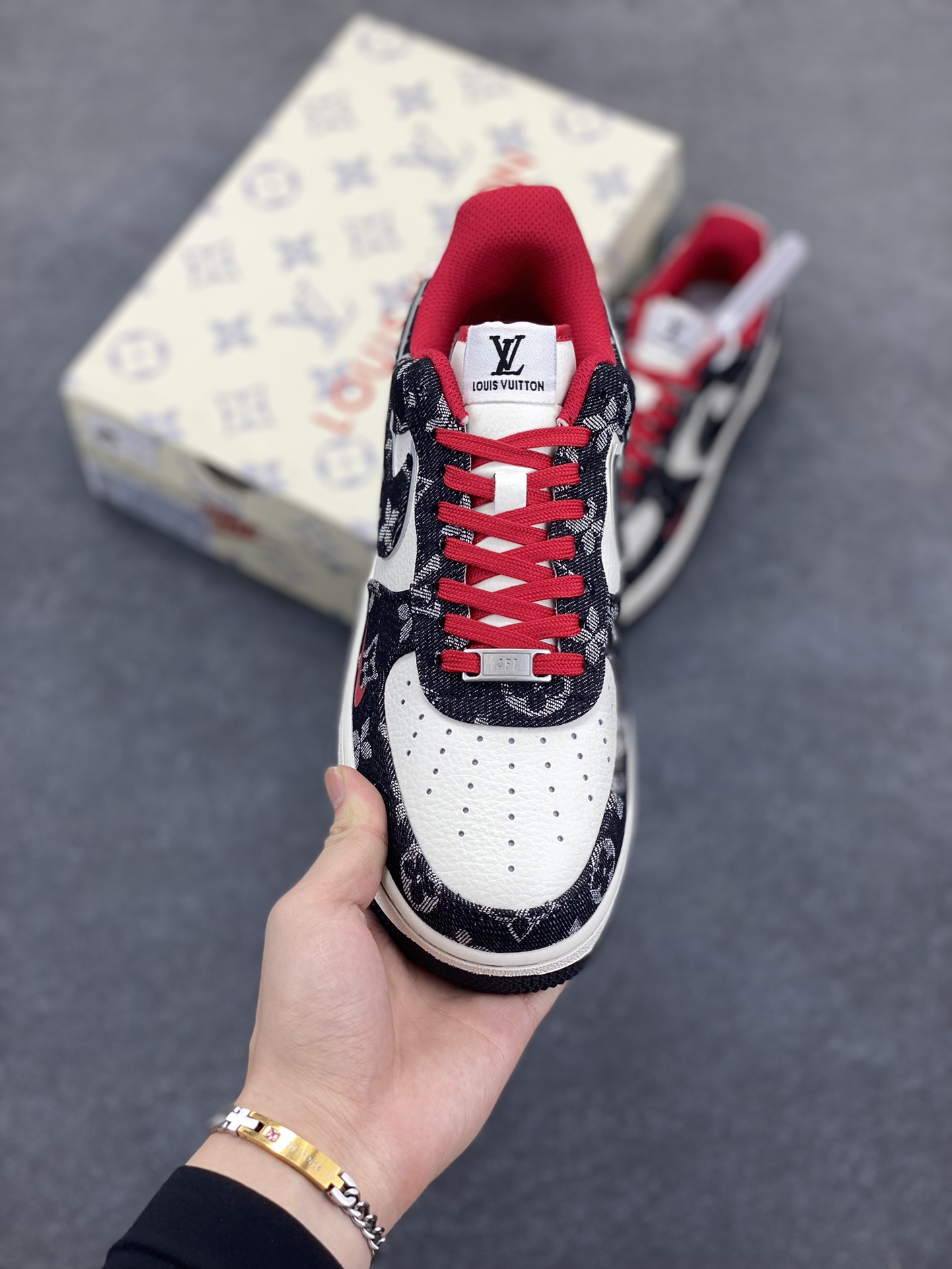 图片[2]-NIke Air Force 1 \’07 Low LV联名-黑牛仔小红勾 空军一号低帮 运动鞋 休闲鞋 折边针车 工艺难度大 原楦头原纸板 原装鞋盒 定制五金配件 内置全掌气垫 原厂鞋底 货号：LW9279-001 尺码：36 36.5 37.5 38 38.5 39 40 40.5 41 42 42.5 43 44 44.5 45-选品中心