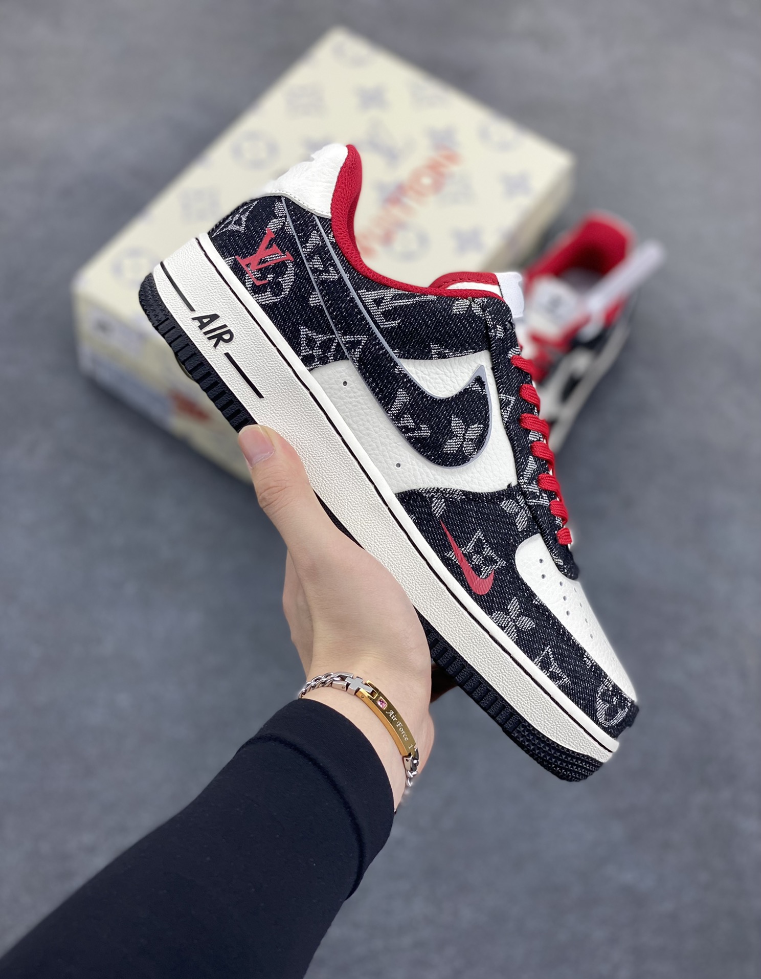 NIke Air Force 1 \’07 Low LV联名-黑牛仔小红勾 空军一号低帮 运动鞋 休闲鞋 折边针车 工艺难度大 原楦头原纸板 原装鞋盒 定制五金配件 内置全掌气垫 原厂鞋底 货号:LW9279-001 尺码:36 36.5 37.5 38 38.5 39 40 40.5 41 42 42.5 43 44 44.5 45-选品中心