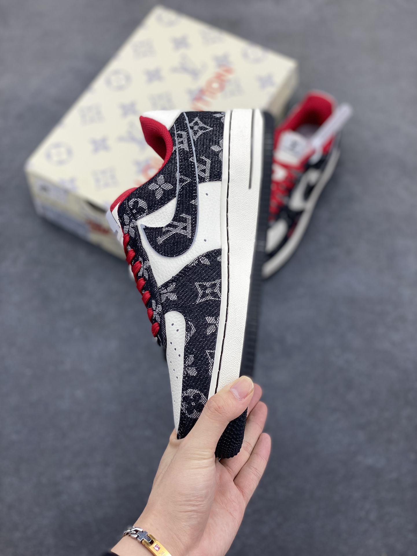 图片[3]-NIke Air Force 1 \’07 Low LV联名-黑牛仔小红勾 空军一号低帮 运动鞋 休闲鞋 折边针车 工艺难度大 原楦头原纸板 原装鞋盒 定制五金配件 内置全掌气垫 原厂鞋底 货号：LW9279-001 尺码：36 36.5 37.5 38 38.5 39 40 40.5 41 42 42.5 43 44 44.5 45-选品中心