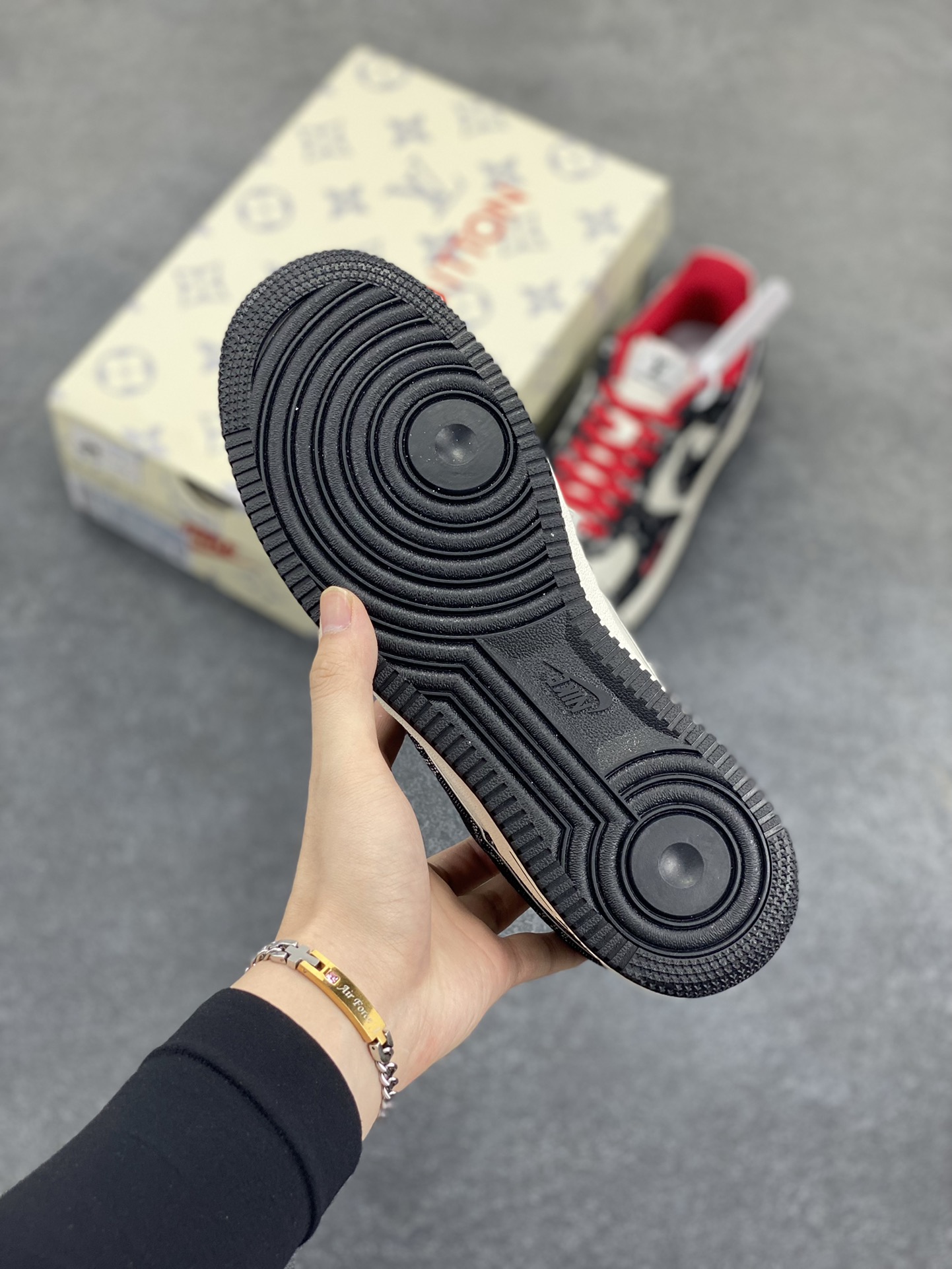 图片[5]-NIke Air Force 1 \’07 Low LV联名-黑牛仔小红勾 空军一号低帮 运动鞋 休闲鞋 折边针车 工艺难度大 原楦头原纸板 原装鞋盒 定制五金配件 内置全掌气垫 原厂鞋底 货号：LW9279-001 尺码：36 36.5 37.5 38 38.5 39 40 40.5 41 42 42.5 43 44 44.5 45-选品中心