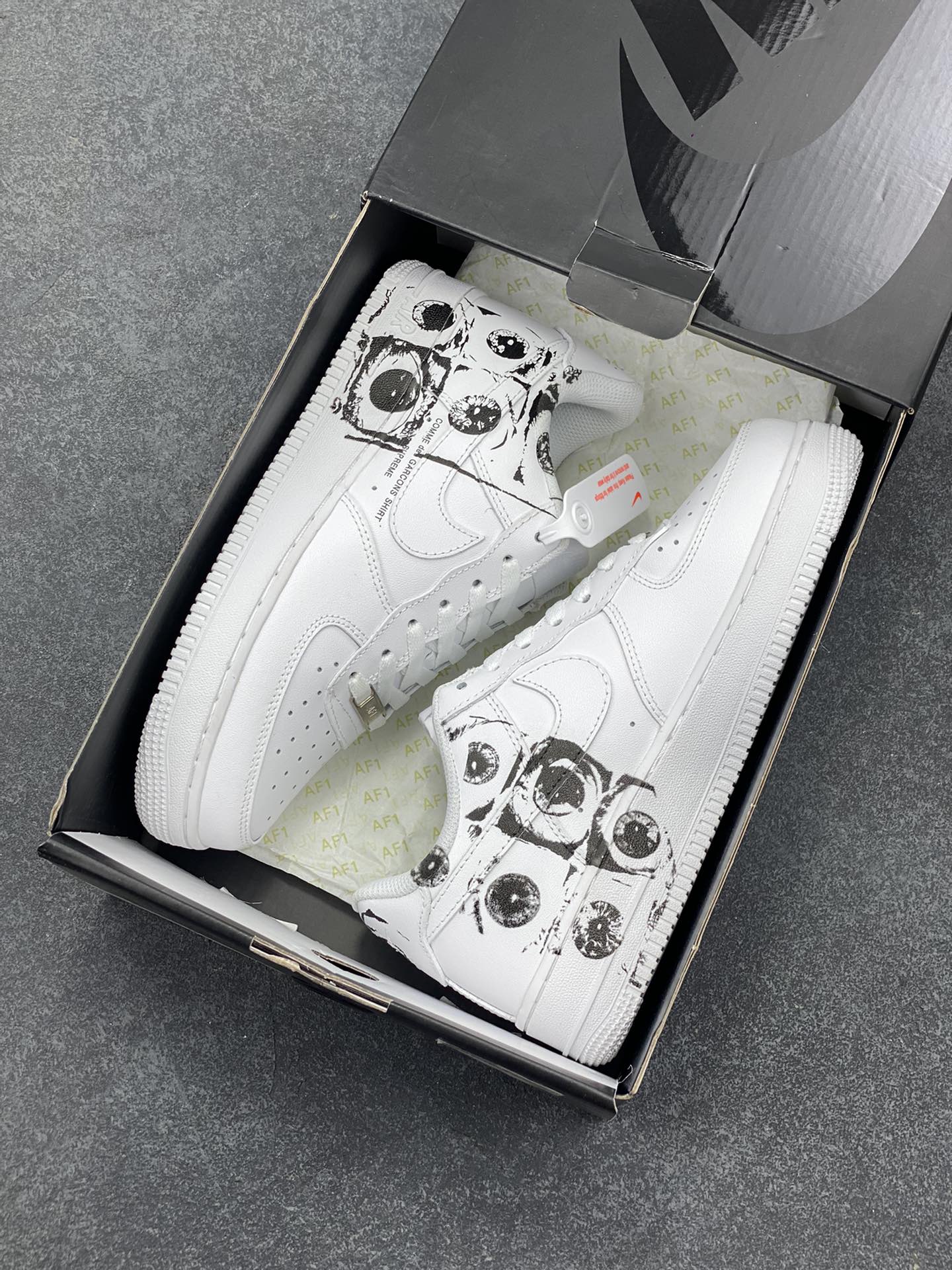 图片[9]-CDG x Sup x Air Force 1 Low 三方联名白黑涂鸦 原楦头原纸板 打造纯正空军版型 #专注外贸渠道 全掌内置蜂窝气垫 #原盒配件 原厂中底钢印、拉帮完美 货号：923044-100 尺码：36 36.5 37.5 38 38.5 39 40 40.5 41 42 42.5 43 44 44.5 45-选品中心