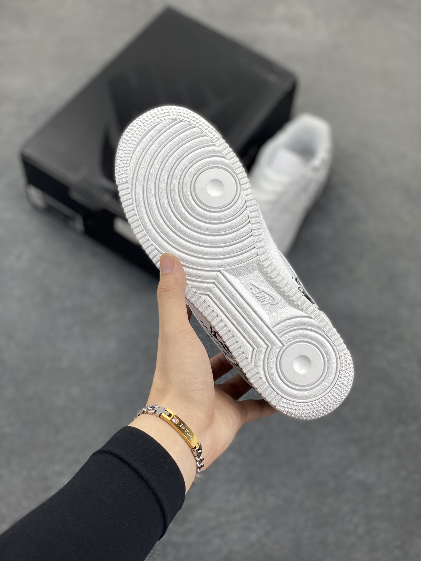 图片[5]-CDG x Sup x Air Force 1 Low 三方联名白黑涂鸦 原楦头原纸板 打造纯正空军版型 #专注外贸渠道 全掌内置蜂窝气垫 #原盒配件 原厂中底钢印、拉帮完美 货号：923044-100 尺码：36 36.5 37.5 38 38.5 39 40 40.5 41 42 42.5 43 44 44.5 45-选品中心