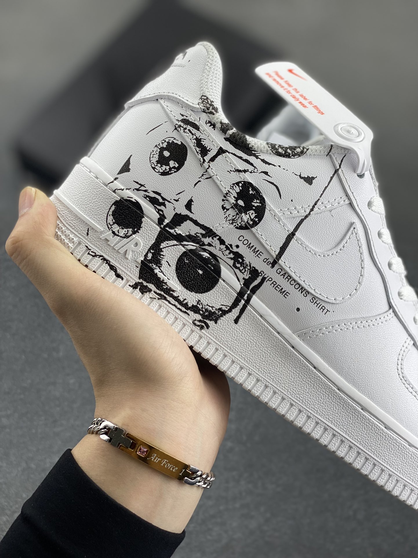 图片[6]-CDG x Sup x Air Force 1 Low 三方联名白黑涂鸦 原楦头原纸板 打造纯正空军版型 #专注外贸渠道 全掌内置蜂窝气垫 #原盒配件 原厂中底钢印、拉帮完美 货号：923044-100 尺码：36 36.5 37.5 38 38.5 39 40 40.5 41 42 42.5 43 44 44.5 45-选品中心