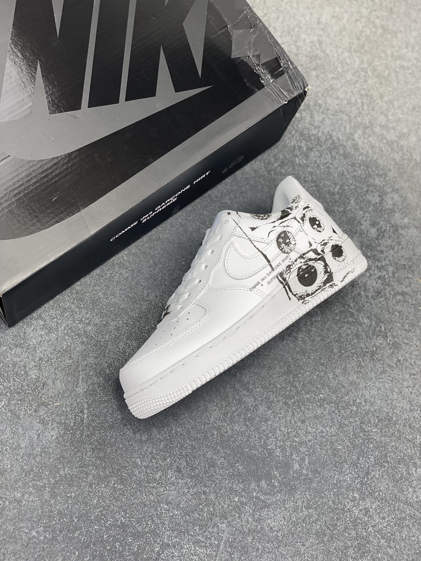 图片[7]-CDG x Sup x Air Force 1 Low 三方联名白黑涂鸦 原楦头原纸板 打造纯正空军版型 #专注外贸渠道 全掌内置蜂窝气垫 #原盒配件 原厂中底钢印、拉帮完美 货号：923044-100 尺码：36 36.5 37.5 38 38.5 39 40 40.5 41 42 42.5 43 44 44.5 45-选品中心