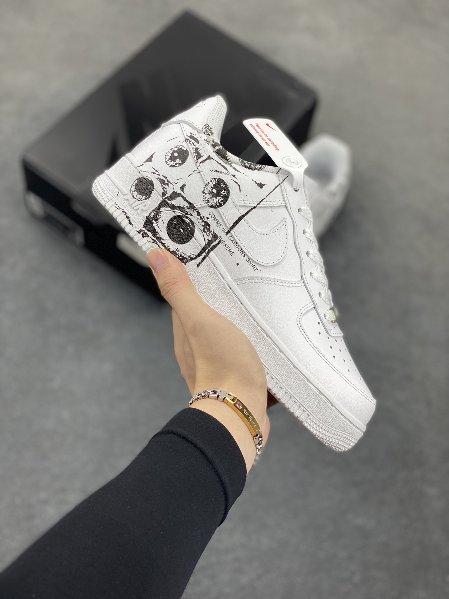 CDG x Sup x Air Force 1 Low 三方联名白黑涂鸦 原楦头原纸板 打造纯正空军版型 #专注外贸渠道 全掌内置蜂窝气垫 #原盒配件 原厂中底钢印、拉帮完美 货号:923044-100 尺码:36 36.5 37.5 38 38.5 39 40 40.5 41 42 42.5 43 44 44.5 45-选品中心