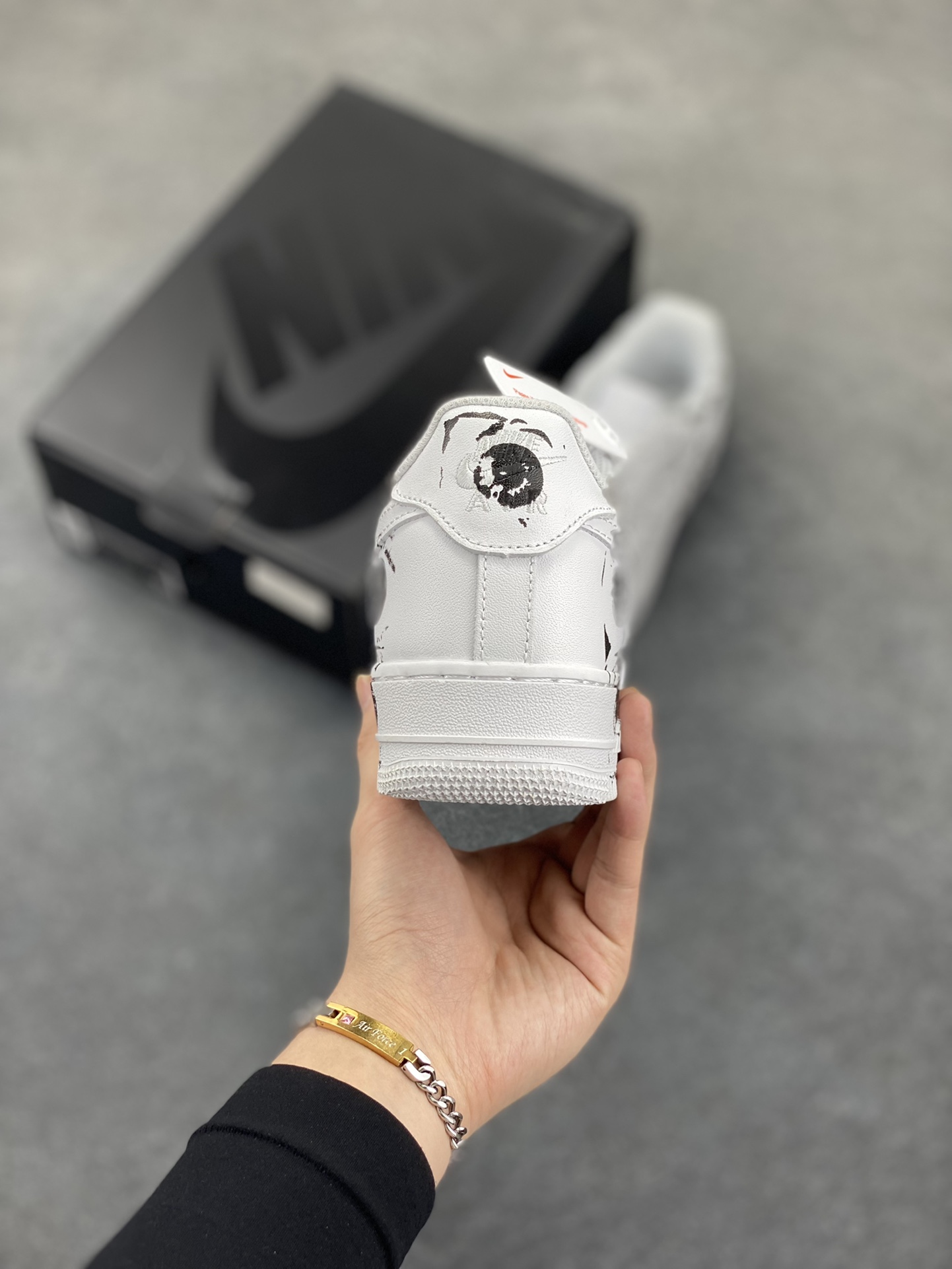 图片[4]-CDG x Sup x Air Force 1 Low 三方联名白黑涂鸦 原楦头原纸板 打造纯正空军版型 #专注外贸渠道 全掌内置蜂窝气垫 #原盒配件 原厂中底钢印、拉帮完美 货号：923044-100 尺码：36 36.5 37.5 38 38.5 39 40 40.5 41 42 42.5 43 44 44.5 45-选品中心