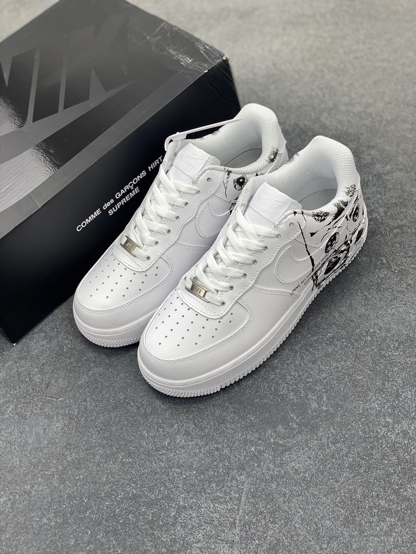 图片[8]-CDG x Sup x Air Force 1 Low 三方联名白黑涂鸦 原楦头原纸板 打造纯正空军版型 #专注外贸渠道 全掌内置蜂窝气垫 #原盒配件 原厂中底钢印、拉帮完美 货号：923044-100 尺码：36 36.5 37.5 38 38.5 39 40 40.5 41 42 42.5 43 44 44.5 45-选品中心