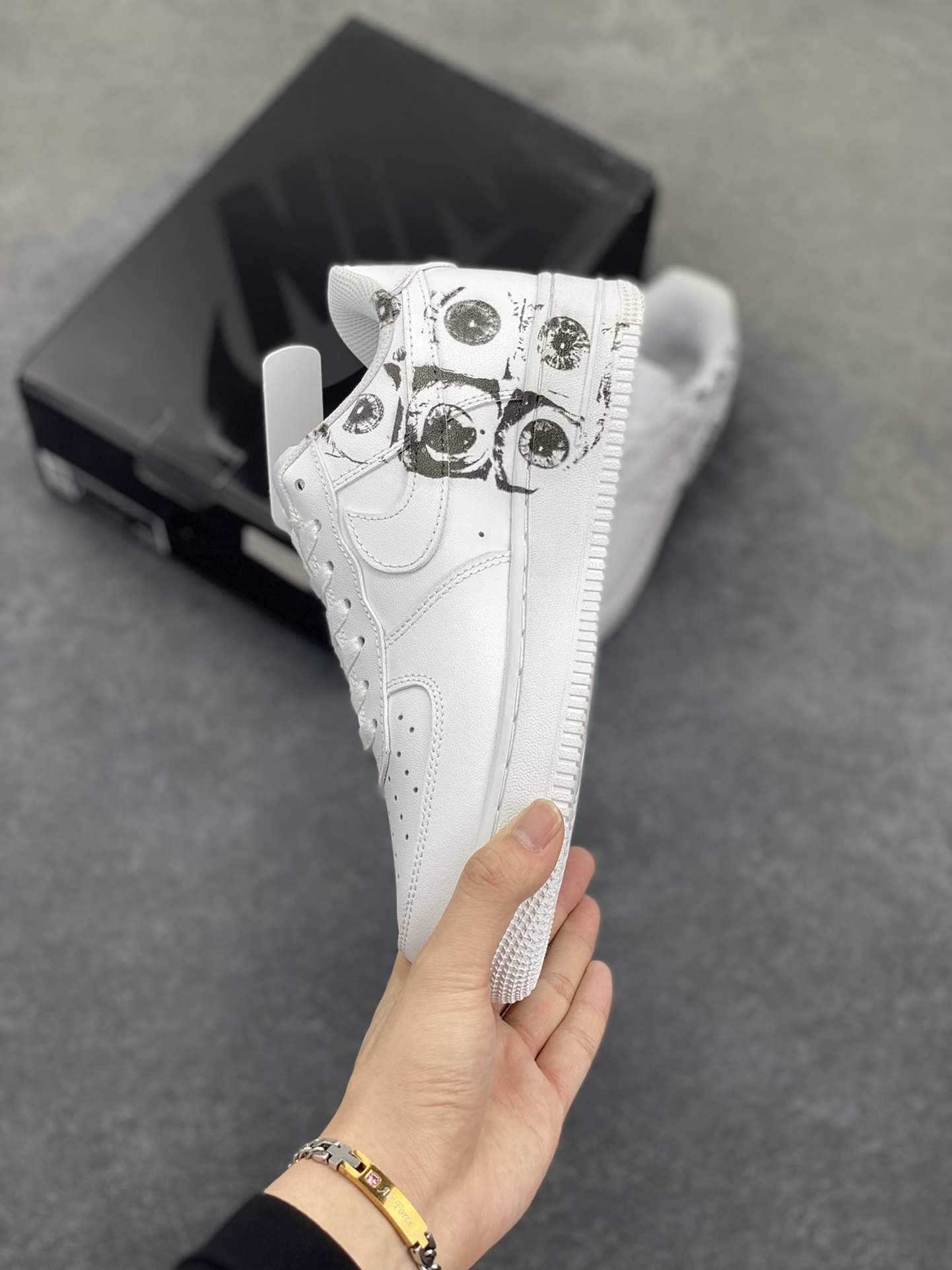 图片[3]-CDG x Sup x Air Force 1 Low 三方联名白黑涂鸦 原楦头原纸板 打造纯正空军版型 #专注外贸渠道 全掌内置蜂窝气垫 #原盒配件 原厂中底钢印、拉帮完美 货号：923044-100 尺码：36 36.5 37.5 38 38.5 39 40 40.5 41 42 42.5 43 44 44.5 45-选品中心