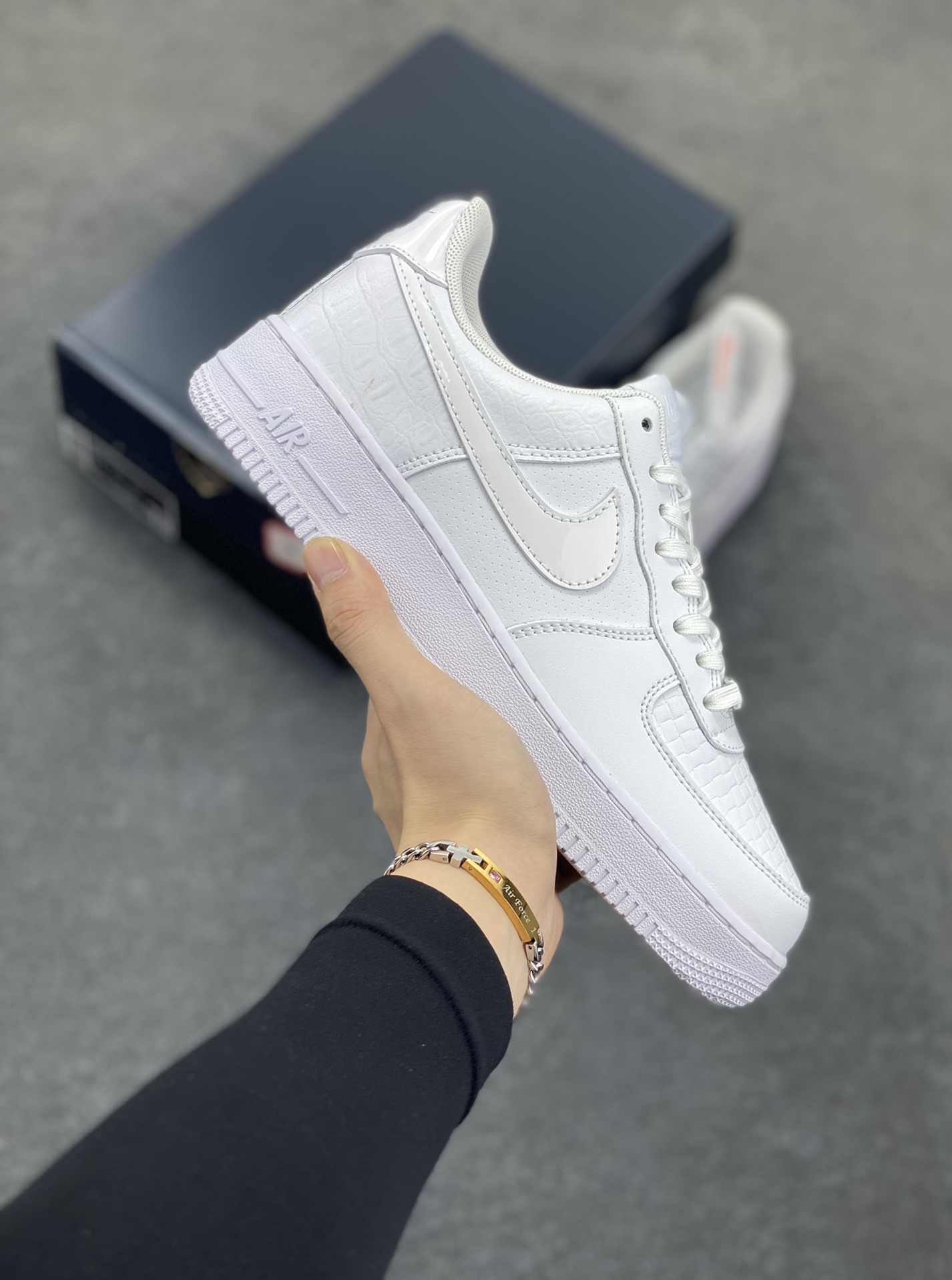Nike Air Force 1 Low 白压纹 空军一号低帮运动休闲板鞋 原楦头原纸板 打造纯正空军版型 专注外贸渠道 全掌内置蜂窝气垫 原盒配件 原厂中底钢印、拉帮完美 货号：HF2893-100 尺码：36 36.5 37.5 38 38.5 39 40 40.5 41 42 42.5 43 44 44.5 45-选品中心