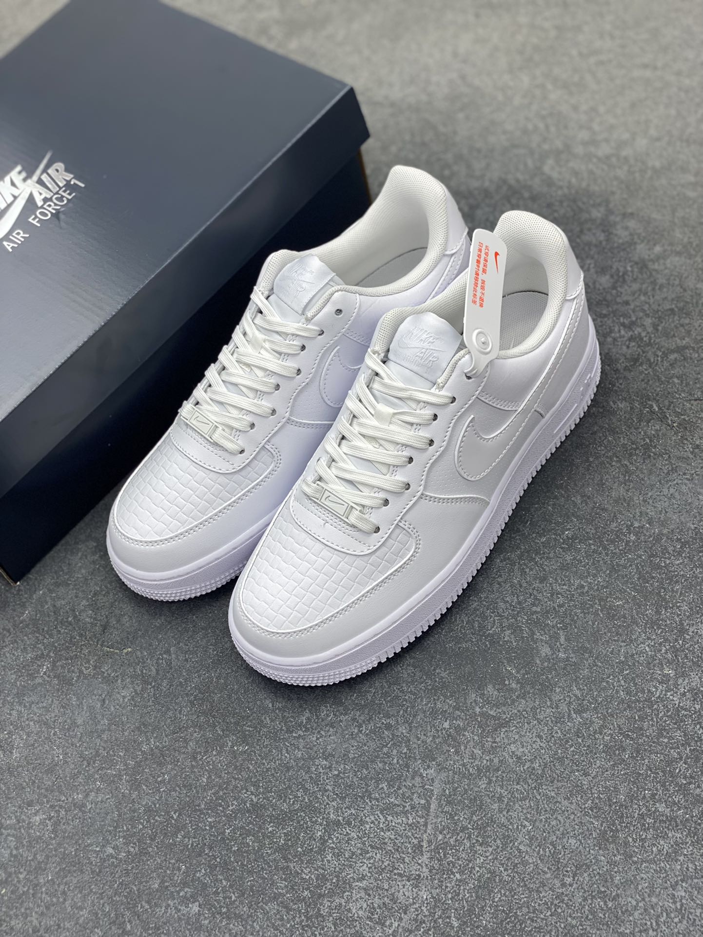 图片[8]-Nike Air Force 1 Low 白压纹 空军一号低帮运动休闲板鞋 原楦头原纸板 打造纯正空军版型 专注外贸渠道 全掌内置蜂窝气垫 原盒配件 原厂中底钢印、拉帮完美 货号：HF2893-100 尺码：36 36.5 37.5 38 38.5 39 40 40.5 41 42 42.5 43 44 44.5 45-选品中心