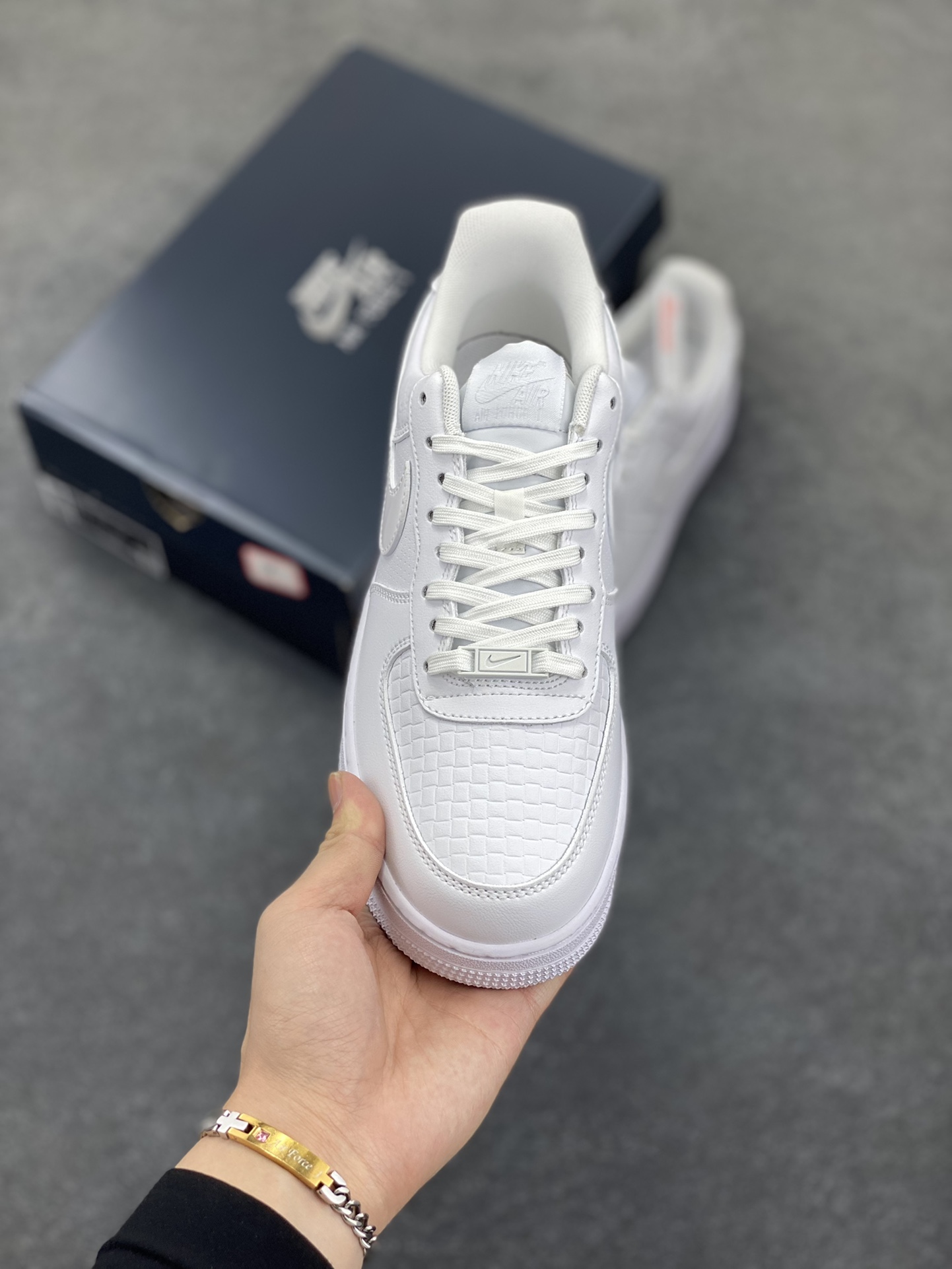 图片[2]-Nike Air Force 1 Low 白压纹 空军一号低帮运动休闲板鞋 原楦头原纸板 打造纯正空军版型 专注外贸渠道 全掌内置蜂窝气垫 原盒配件 原厂中底钢印、拉帮完美 货号：HF2893-100 尺码：36 36.5 37.5 38 38.5 39 40 40.5 41 42 42.5 43 44 44.5 45-选品中心