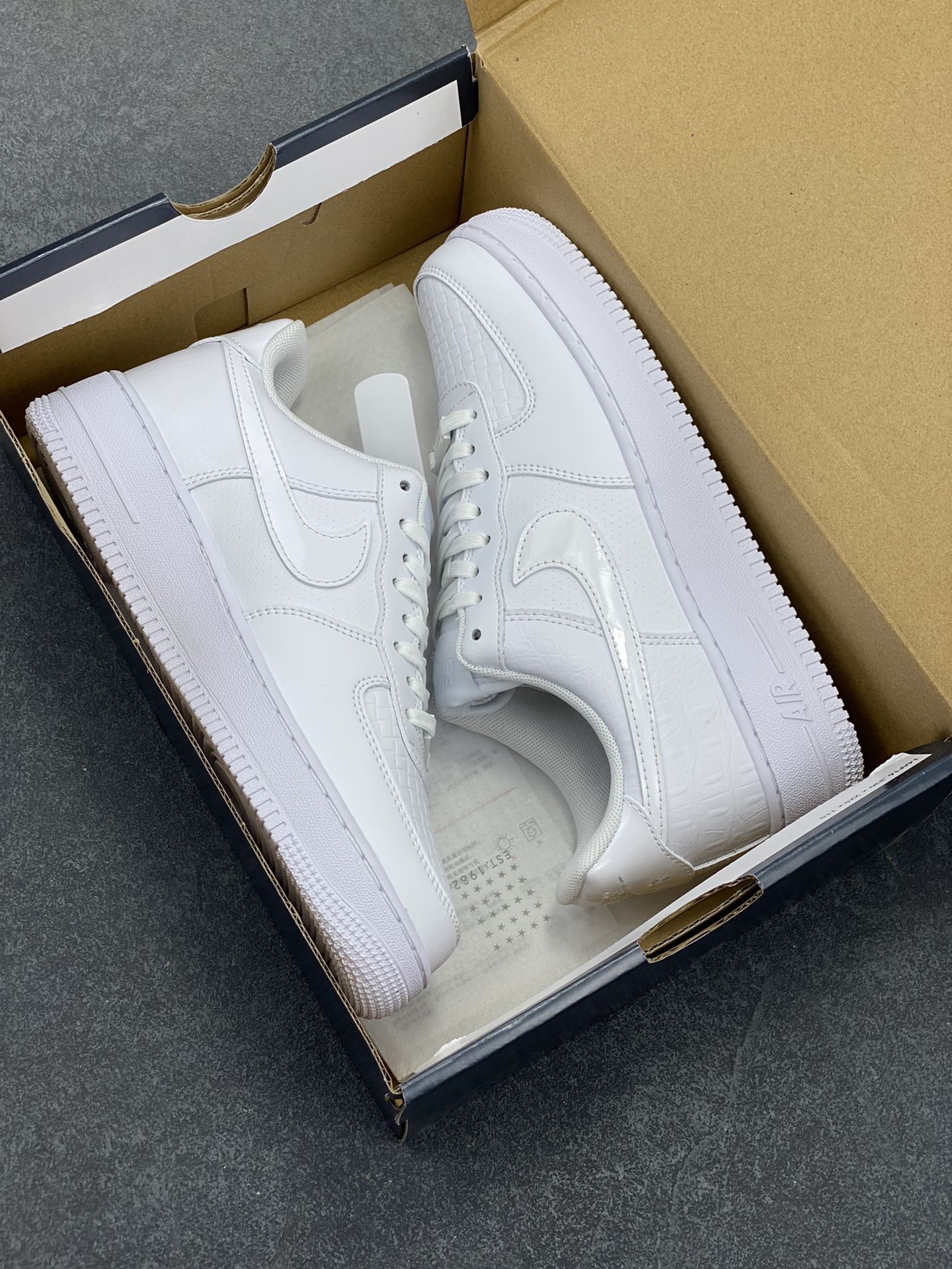 图片[9]-Nike Air Force 1 Low 白压纹 空军一号低帮运动休闲板鞋 原楦头原纸板 打造纯正空军版型 专注外贸渠道 全掌内置蜂窝气垫 原盒配件 原厂中底钢印、拉帮完美 货号：HF2893-100 尺码：36 36.5 37.5 38 38.5 39 40 40.5 41 42 42.5 43 44 44.5 45-选品中心