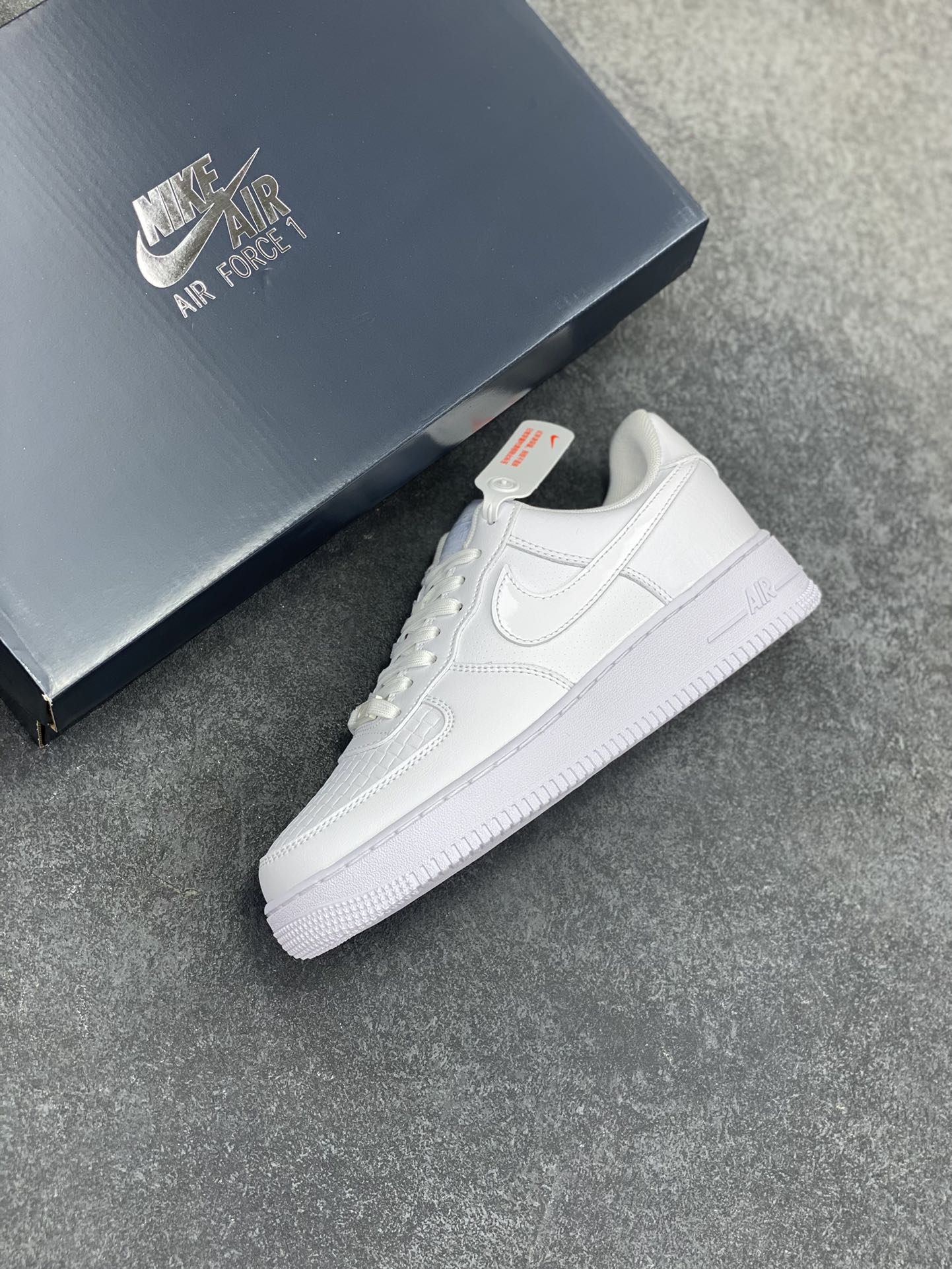 图片[7]-Nike Air Force 1 Low 白压纹 空军一号低帮运动休闲板鞋 原楦头原纸板 打造纯正空军版型 专注外贸渠道 全掌内置蜂窝气垫 原盒配件 原厂中底钢印、拉帮完美 货号：HF2893-100 尺码：36 36.5 37.5 38 38.5 39 40 40.5 41 42 42.5 43 44 44.5 45-选品中心
