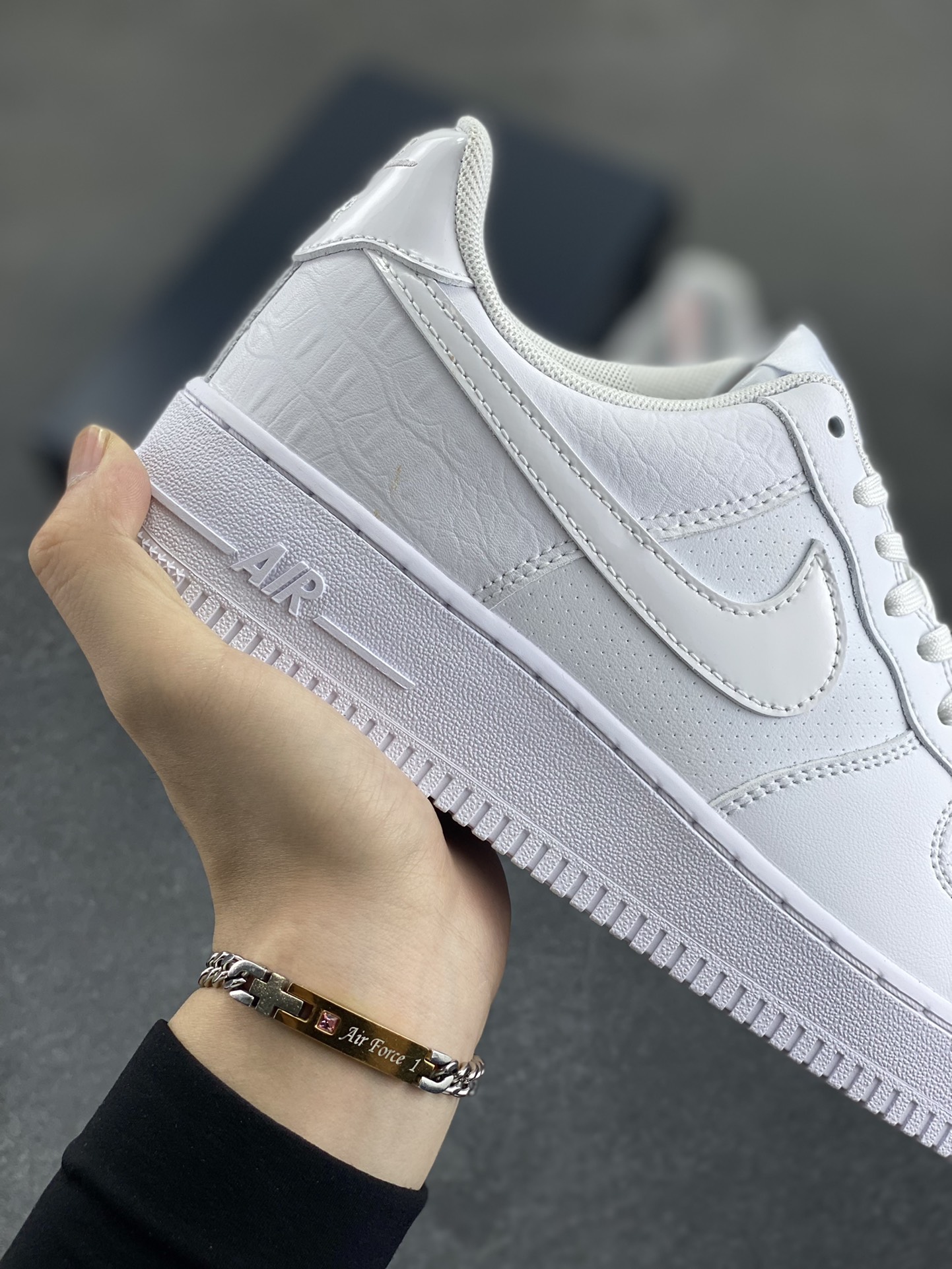 图片[6]-Nike Air Force 1 Low 白压纹 空军一号低帮运动休闲板鞋 原楦头原纸板 打造纯正空军版型 专注外贸渠道 全掌内置蜂窝气垫 原盒配件 原厂中底钢印、拉帮完美 货号：HF2893-100 尺码：36 36.5 37.5 38 38.5 39 40 40.5 41 42 42.5 43 44 44.5 45-选品中心