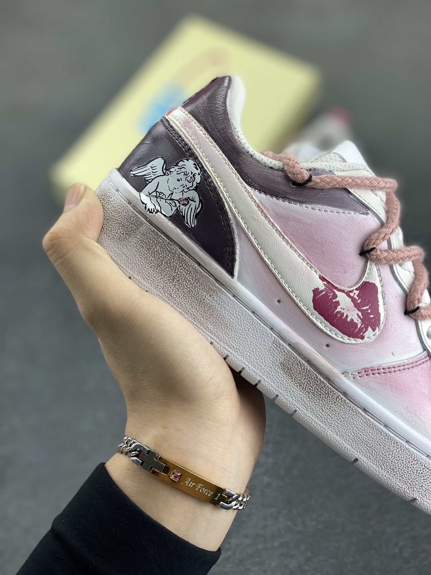 图片[6]-Nike Court Borough “吻箭倾心”解构手绘 潮流简约低帮板鞋 当丘比特的鎏金箭矢状的指针划过表盘，与爱人交叠的影子共同构成一幅关于情感与巧合的速写——原来丘比特从不用力张弓，当两颗心足够靠近，呼吸间便已是最温柔的箭锋，而那个带着樱花甜香的吻，就是命运最好的落款 货号：BQ5448-216 尺码：36 36.5 37.5 38 38.5 39 40 40.5 41 42 42.5 43 44 44.5 45-选品中心