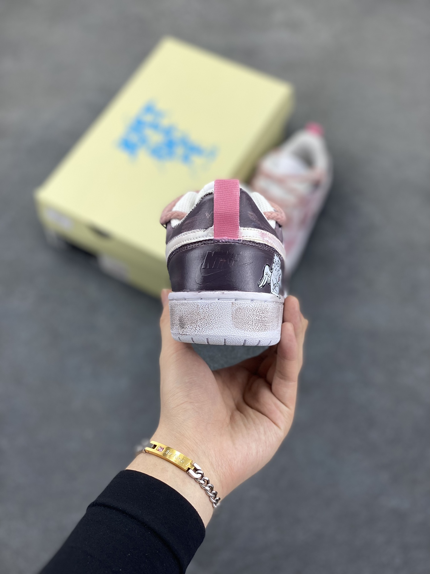 图片[4]-Nike Court Borough “吻箭倾心”解构手绘 潮流简约低帮板鞋 当丘比特的鎏金箭矢状的指针划过表盘，与爱人交叠的影子共同构成一幅关于情感与巧合的速写——原来丘比特从不用力张弓，当两颗心足够靠近，呼吸间便已是最温柔的箭锋，而那个带着樱花甜香的吻，就是命运最好的落款 货号：BQ5448-216 尺码：36 36.5 37.5 38 38.5 39 40 40.5 41 42 42.5 43 44 44.5 45-选品中心