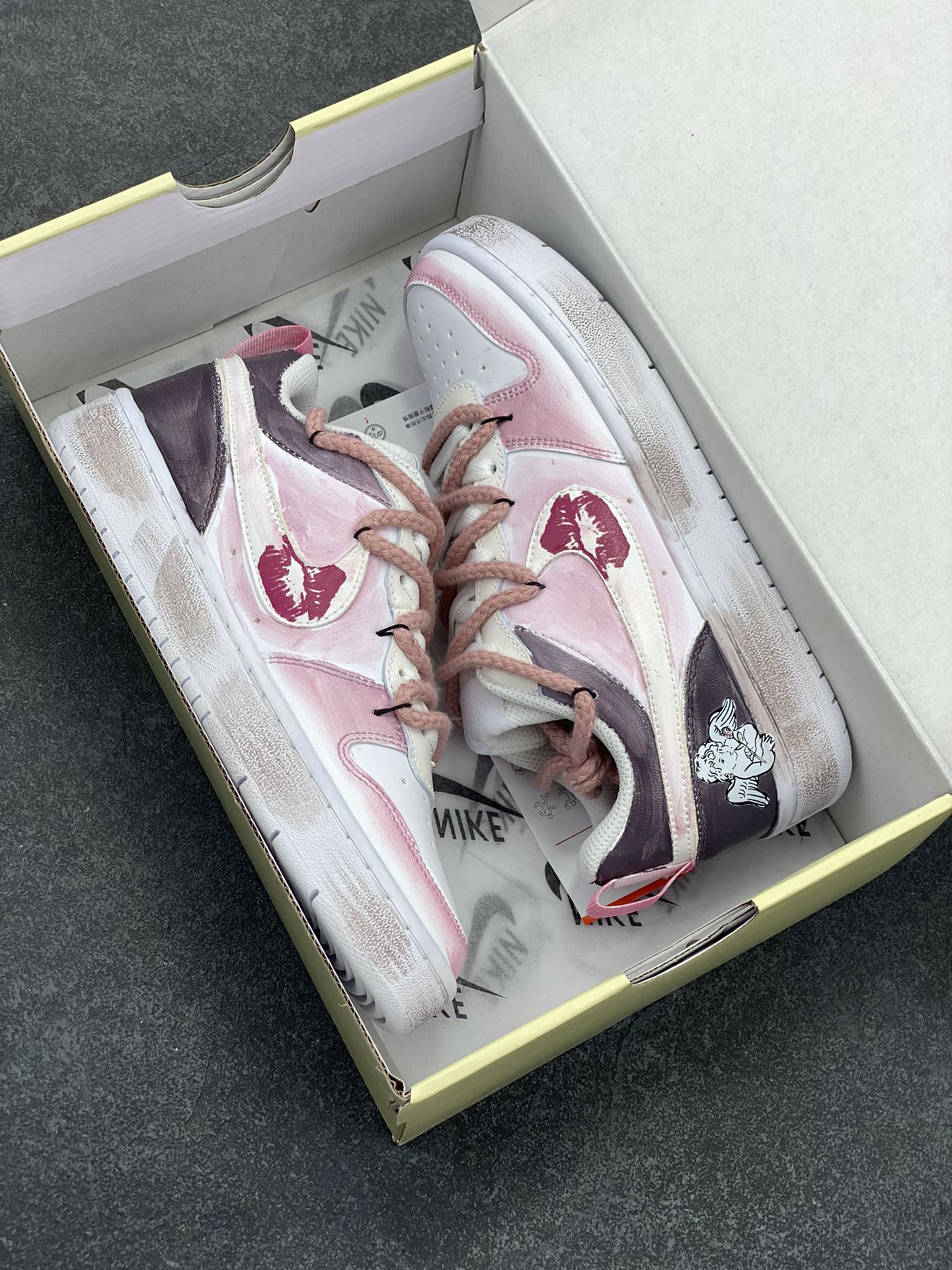 图片[9]-Nike Court Borough “吻箭倾心”解构手绘 潮流简约低帮板鞋 当丘比特的鎏金箭矢状的指针划过表盘，与爱人交叠的影子共同构成一幅关于情感与巧合的速写——原来丘比特从不用力张弓，当两颗心足够靠近，呼吸间便已是最温柔的箭锋，而那个带着樱花甜香的吻，就是命运最好的落款 货号：BQ5448-216 尺码：36 36.5 37.5 38 38.5 39 40 40.5 41 42 42.5 43 44 44.5 45-选品中心