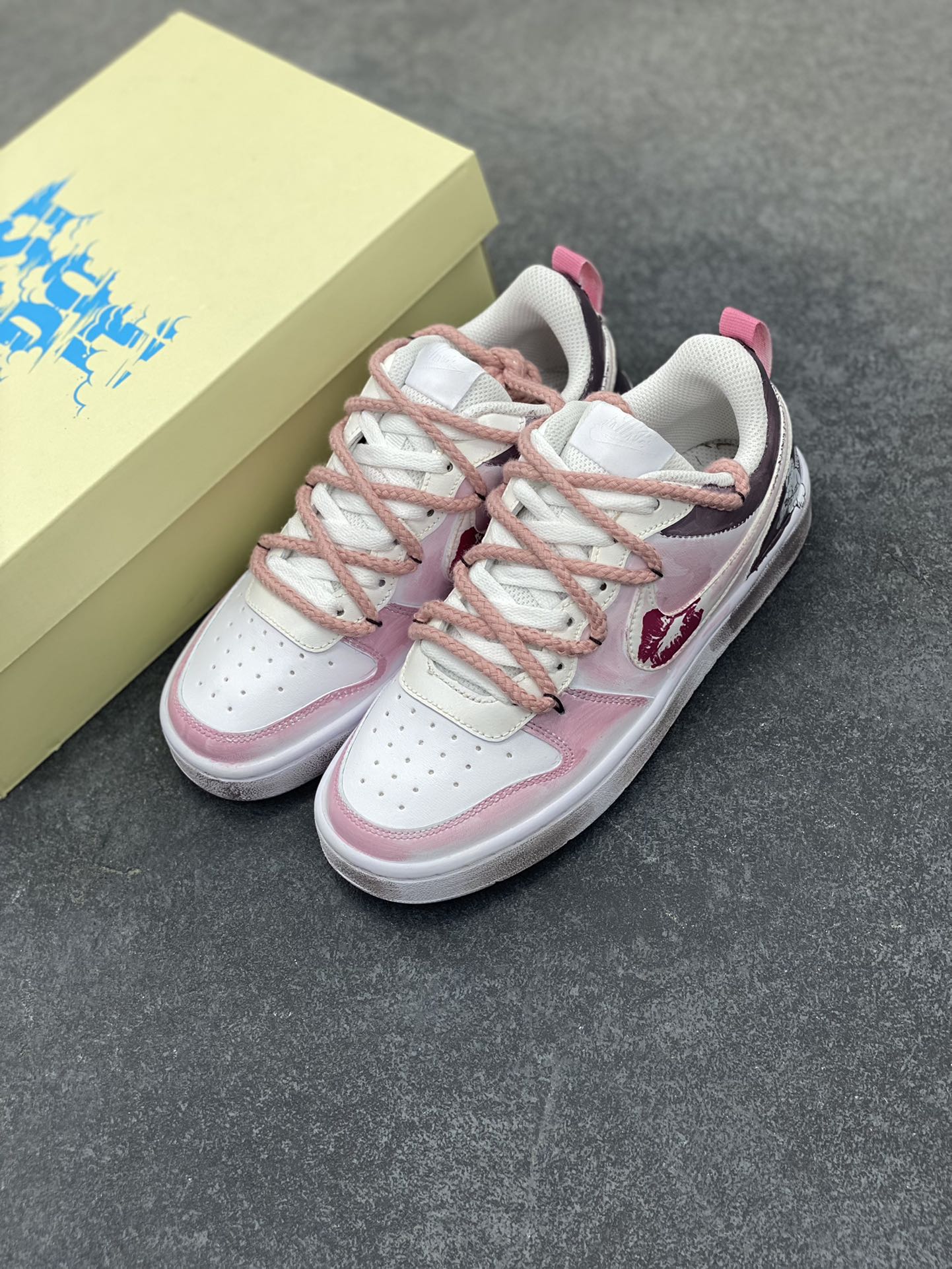 图片[8]-Nike Court Borough “吻箭倾心”解构手绘 潮流简约低帮板鞋 当丘比特的鎏金箭矢状的指针划过表盘，与爱人交叠的影子共同构成一幅关于情感与巧合的速写——原来丘比特从不用力张弓，当两颗心足够靠近，呼吸间便已是最温柔的箭锋，而那个带着樱花甜香的吻，就是命运最好的落款 货号：BQ5448-216 尺码：36 36.5 37.5 38 38.5 39 40 40.5 41 42 42.5 43 44 44.5 45-选品中心