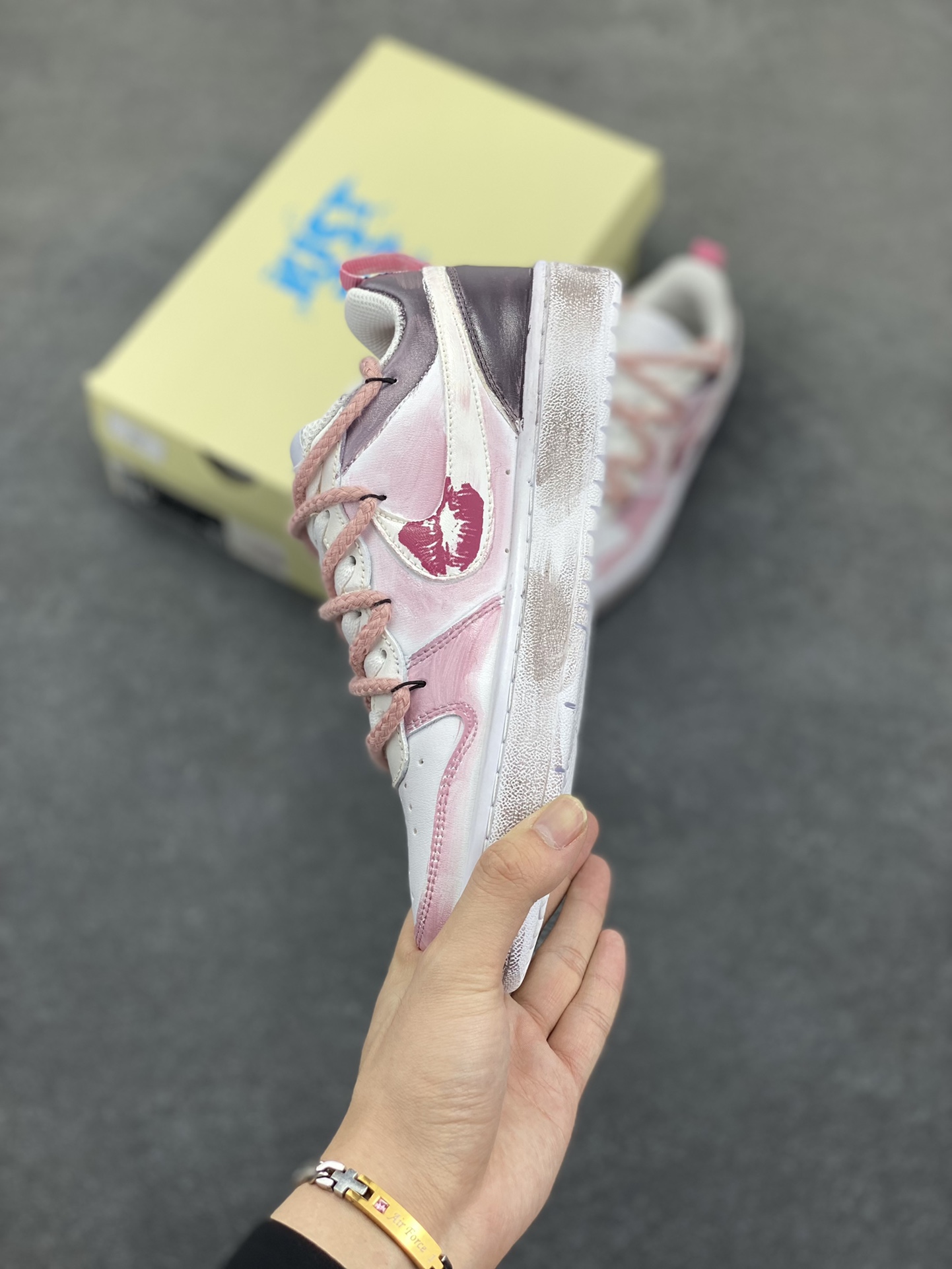 图片[3]-Nike Court Borough “吻箭倾心”解构手绘 潮流简约低帮板鞋 当丘比特的鎏金箭矢状的指针划过表盘，与爱人交叠的影子共同构成一幅关于情感与巧合的速写——原来丘比特从不用力张弓，当两颗心足够靠近，呼吸间便已是最温柔的箭锋，而那个带着樱花甜香的吻，就是命运最好的落款 货号：BQ5448-216 尺码：36 36.5 37.5 38 38.5 39 40 40.5 41 42 42.5 43 44 44.5 45-选品中心