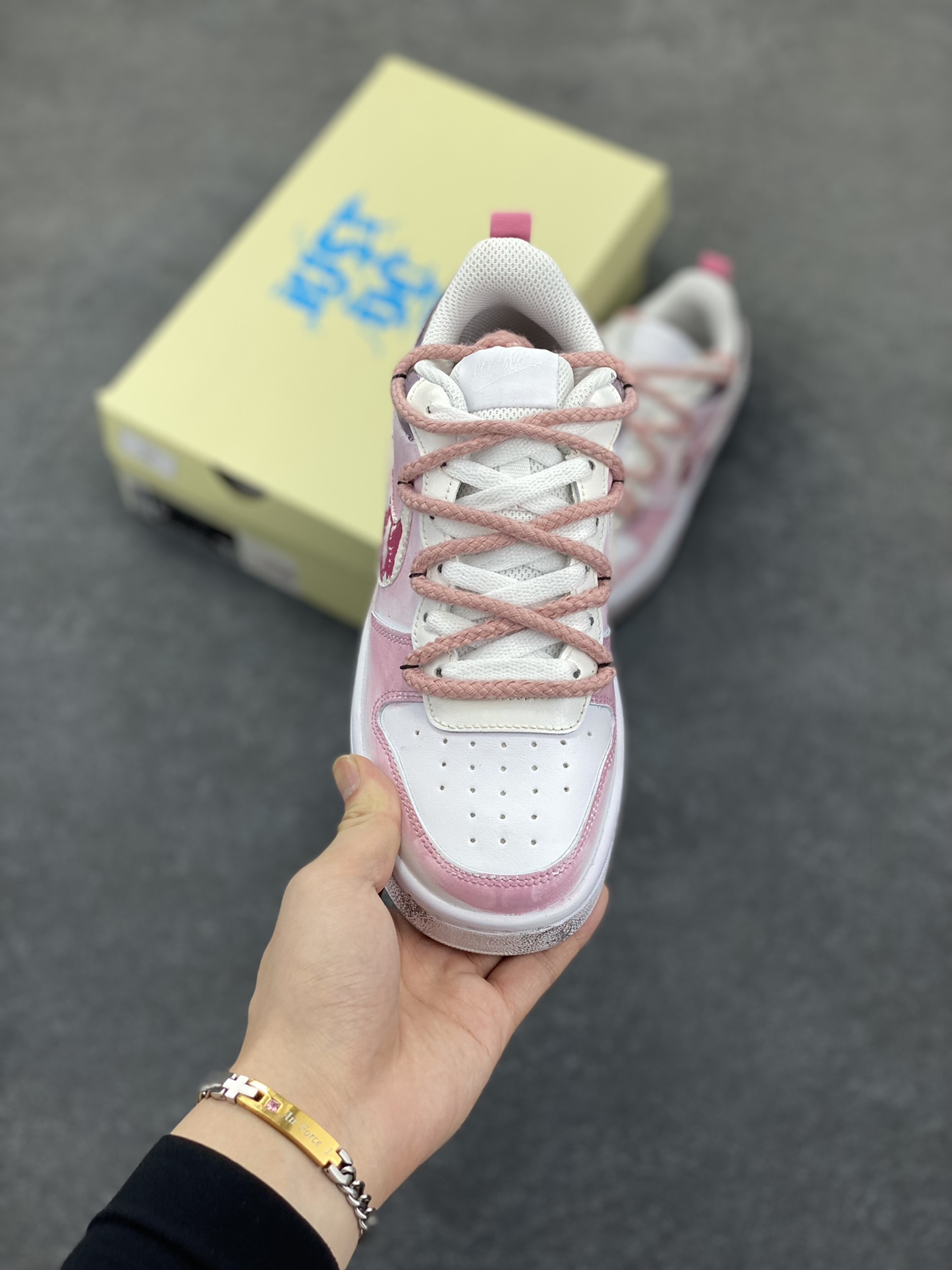 图片[2]-Nike Court Borough “吻箭倾心”解构手绘 潮流简约低帮板鞋 当丘比特的鎏金箭矢状的指针划过表盘，与爱人交叠的影子共同构成一幅关于情感与巧合的速写——原来丘比特从不用力张弓，当两颗心足够靠近，呼吸间便已是最温柔的箭锋，而那个带着樱花甜香的吻，就是命运最好的落款 货号：BQ5448-216 尺码：36 36.5 37.5 38 38.5 39 40 40.5 41 42 42.5 43 44 44.5 45-选品中心