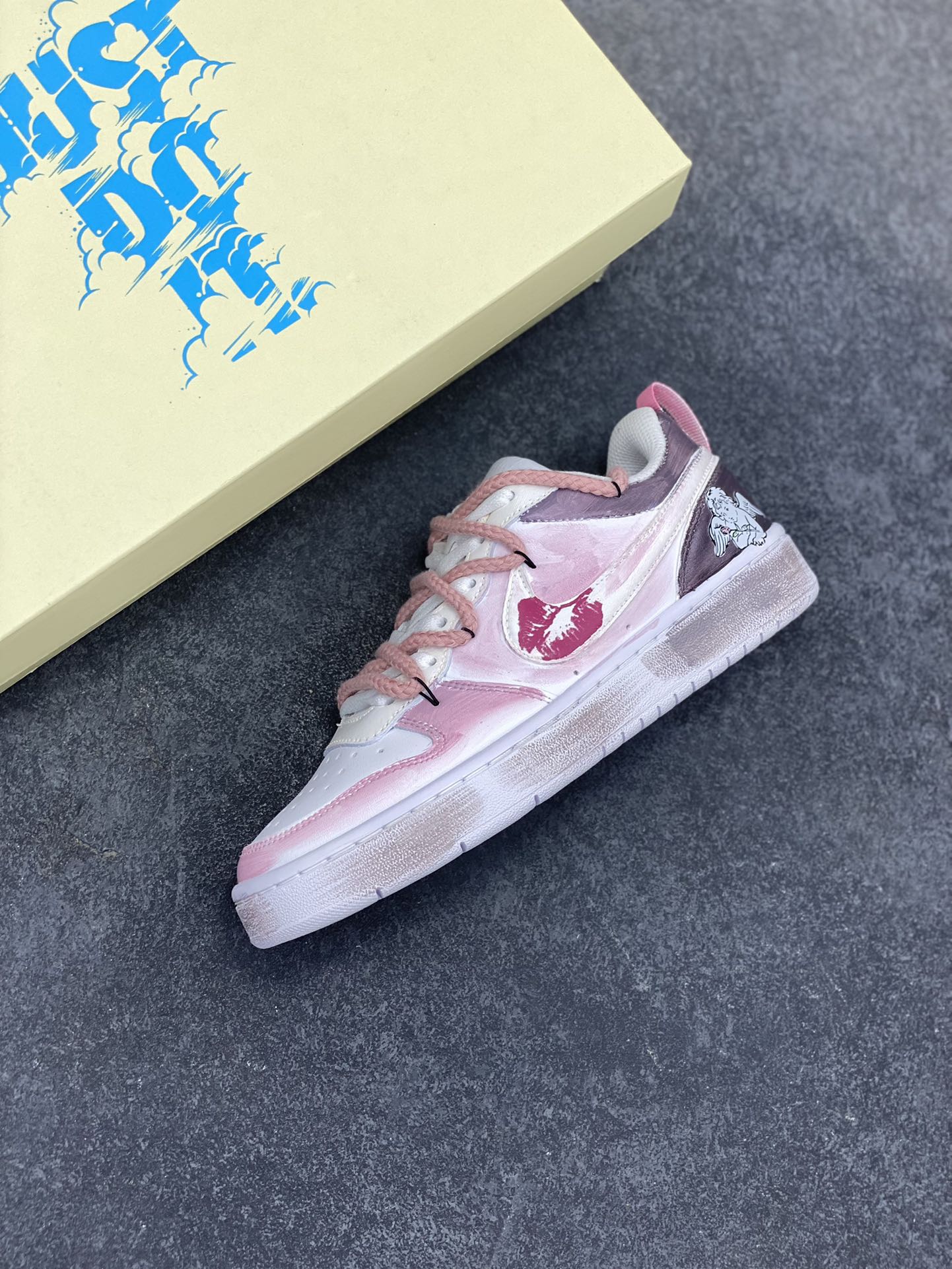 图片[7]-Nike Court Borough “吻箭倾心”解构手绘 潮流简约低帮板鞋 当丘比特的鎏金箭矢状的指针划过表盘，与爱人交叠的影子共同构成一幅关于情感与巧合的速写——原来丘比特从不用力张弓，当两颗心足够靠近，呼吸间便已是最温柔的箭锋，而那个带着樱花甜香的吻，就是命运最好的落款 货号：BQ5448-216 尺码：36 36.5 37.5 38 38.5 39 40 40.5 41 42 42.5 43 44 44.5 45-选品中心