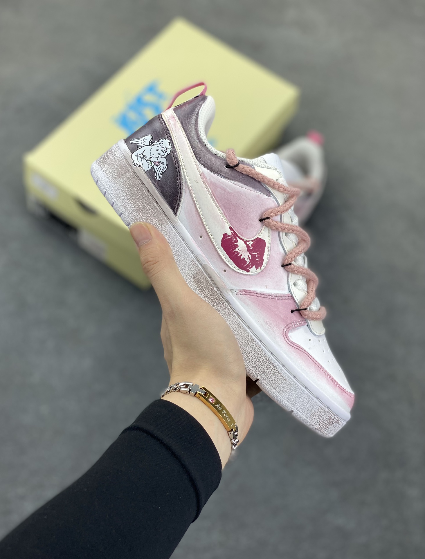 Nike Court Borough “吻箭倾心”解构手绘 潮流简约低帮板鞋 当丘比特的鎏金箭矢状的指针划过表盘，与爱人交叠的影子共同构成一幅关于情感与巧合的速写——原来丘比特从不用力张弓，当两颗心足够靠近，呼吸间便已是最温柔的箭锋，而那个带着樱花甜香的吻，就是命运最好的落款 货号：BQ5448-216 尺码：36 36.5 37.5 38 38.5 39 40 40.5 41 42 42.5 43 44 44.5 45-选品中心