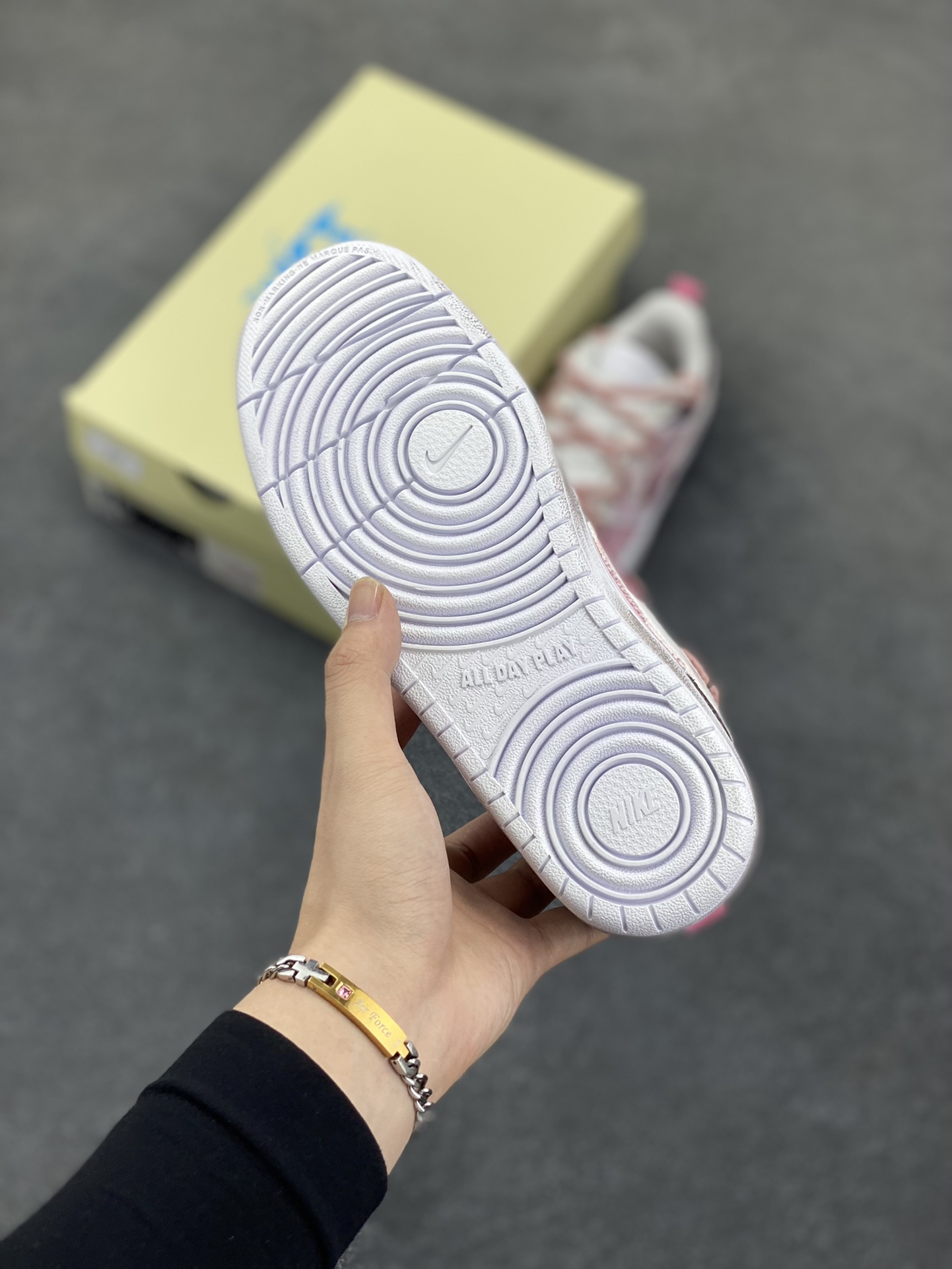 图片[5]-Nike Court Borough “吻箭倾心”解构手绘 潮流简约低帮板鞋 当丘比特的鎏金箭矢状的指针划过表盘，与爱人交叠的影子共同构成一幅关于情感与巧合的速写——原来丘比特从不用力张弓，当两颗心足够靠近，呼吸间便已是最温柔的箭锋，而那个带着樱花甜香的吻，就是命运最好的落款 货号：BQ5448-216 尺码：36 36.5 37.5 38 38.5 39 40 40.5 41 42 42.5 43 44 44.5 45-选品中心