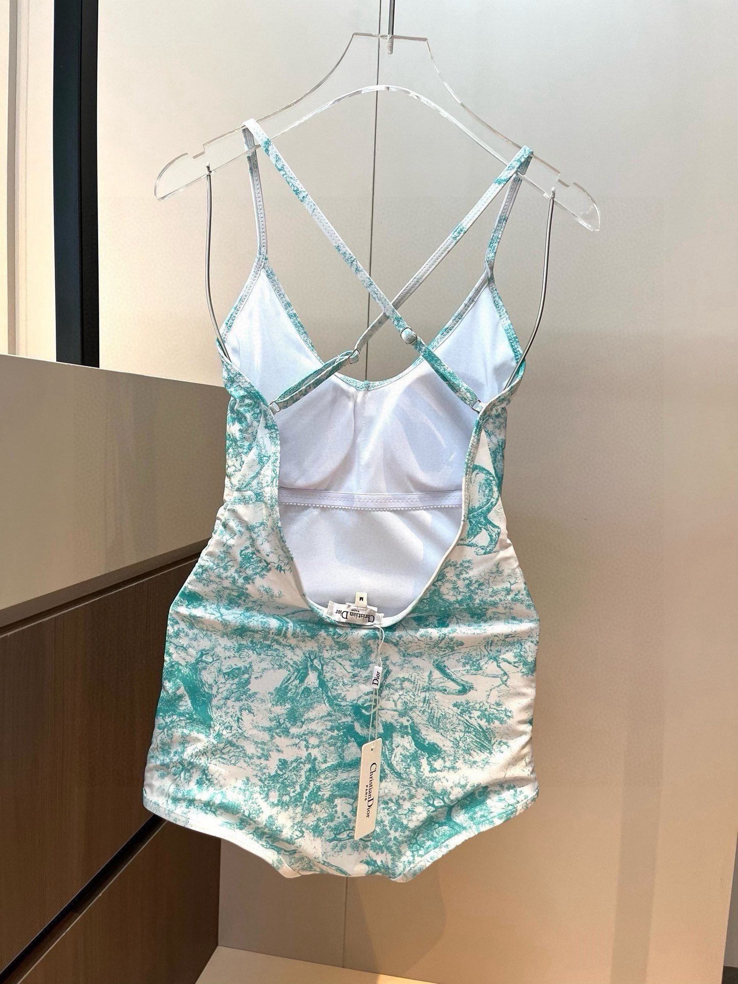 。
Dior迪奥新款连体泳衣  😍🥰适合多种场景的游泳衣🏊‍♀️海边 游泳池 温泉 水上乐园 漂流都可以