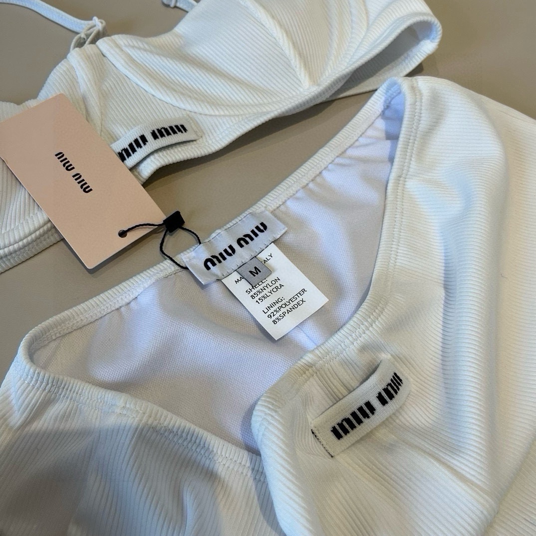 。
MiuMiu缪缪官方新款泳衣比基尼👙，高端定制，S M L XL